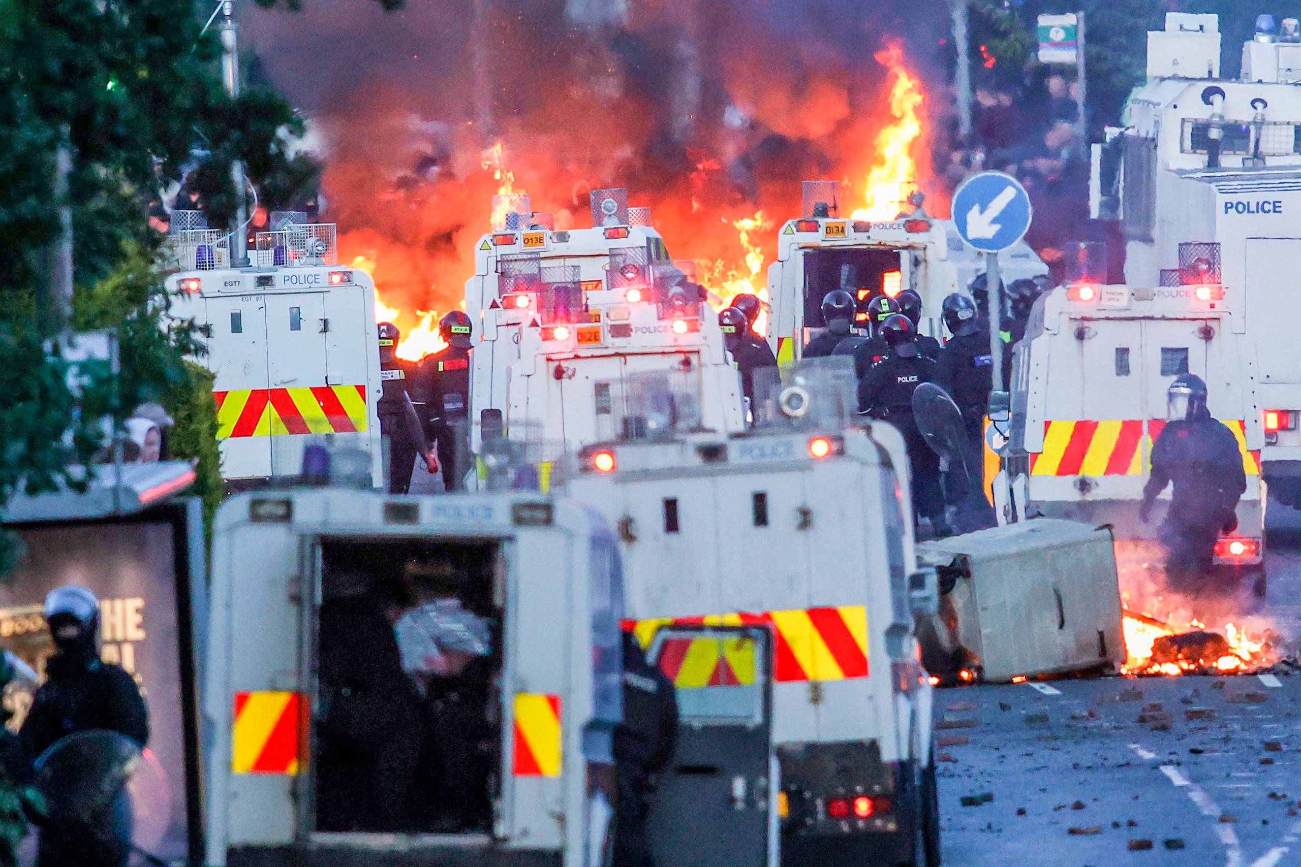 Voldsom nat i Belfast: Politiet tog tungt våben i brug