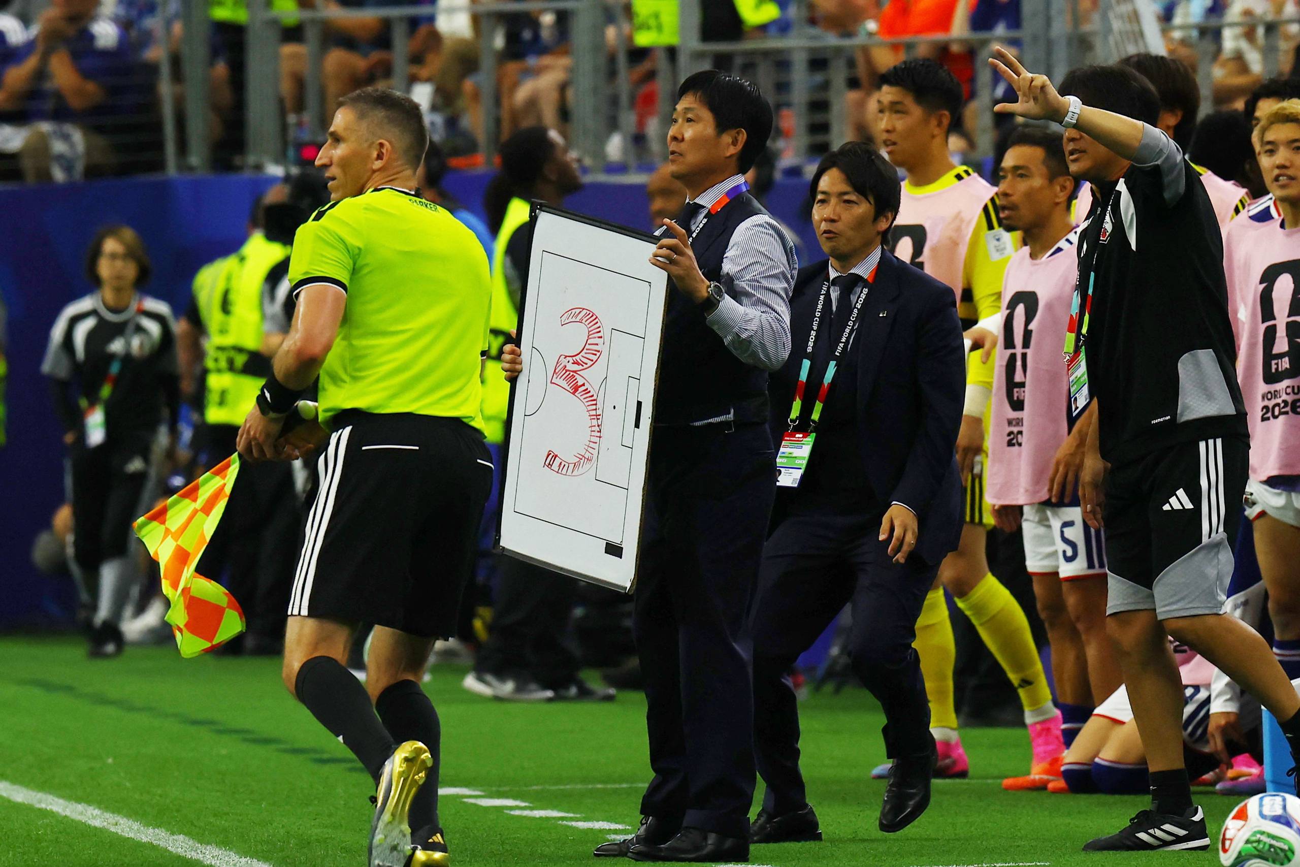Hajime Moriyasu med det omtalte whiteboard under VM-kampen, der endte som en succes for ham og Japan. Foto: Issei Kato
