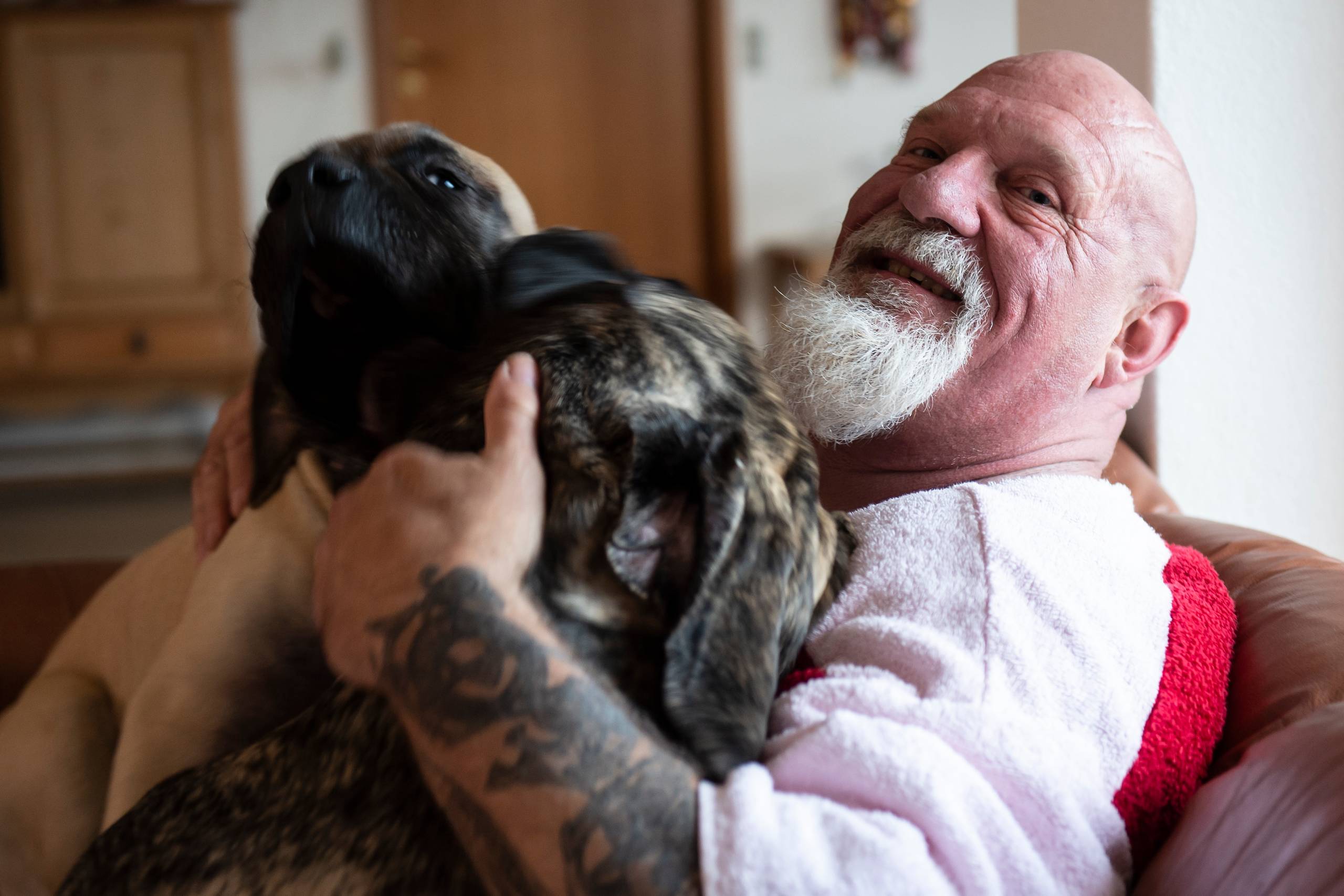 Asbjørn Riis brølede sit budskab ud til unge, der ser ham jævne modstandere med jorden og løfte biler: ”Hold jer i form, spis sundt – og tro på jer selv!” Arkivfoto: René Schütze