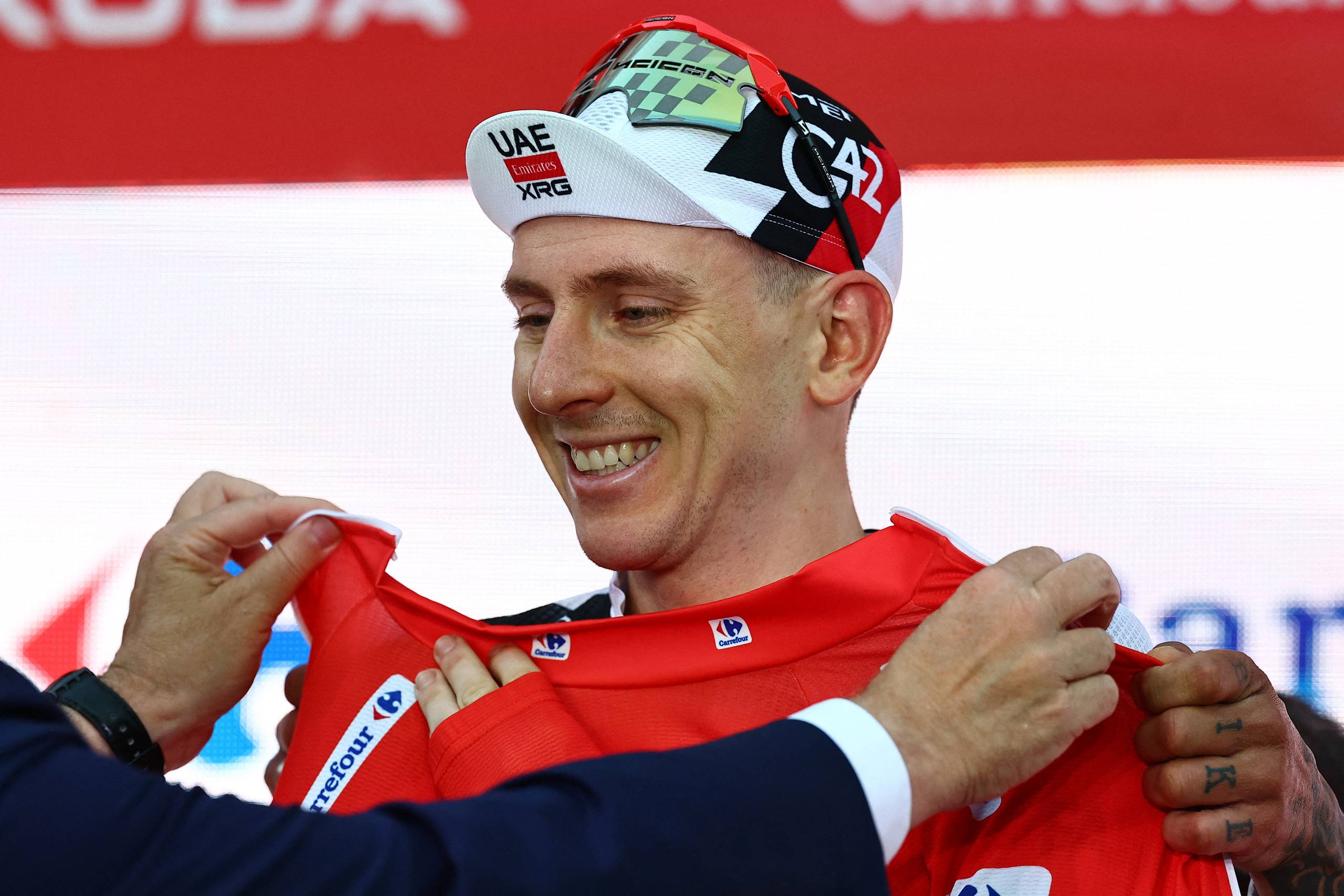 Tadej Pogacar har været iført den røde førertrøje i Vuelta a Espana siden 1. etape, hvor han endte i et atypisk og omdiskuteret interview. Foto: Manon Cruz
