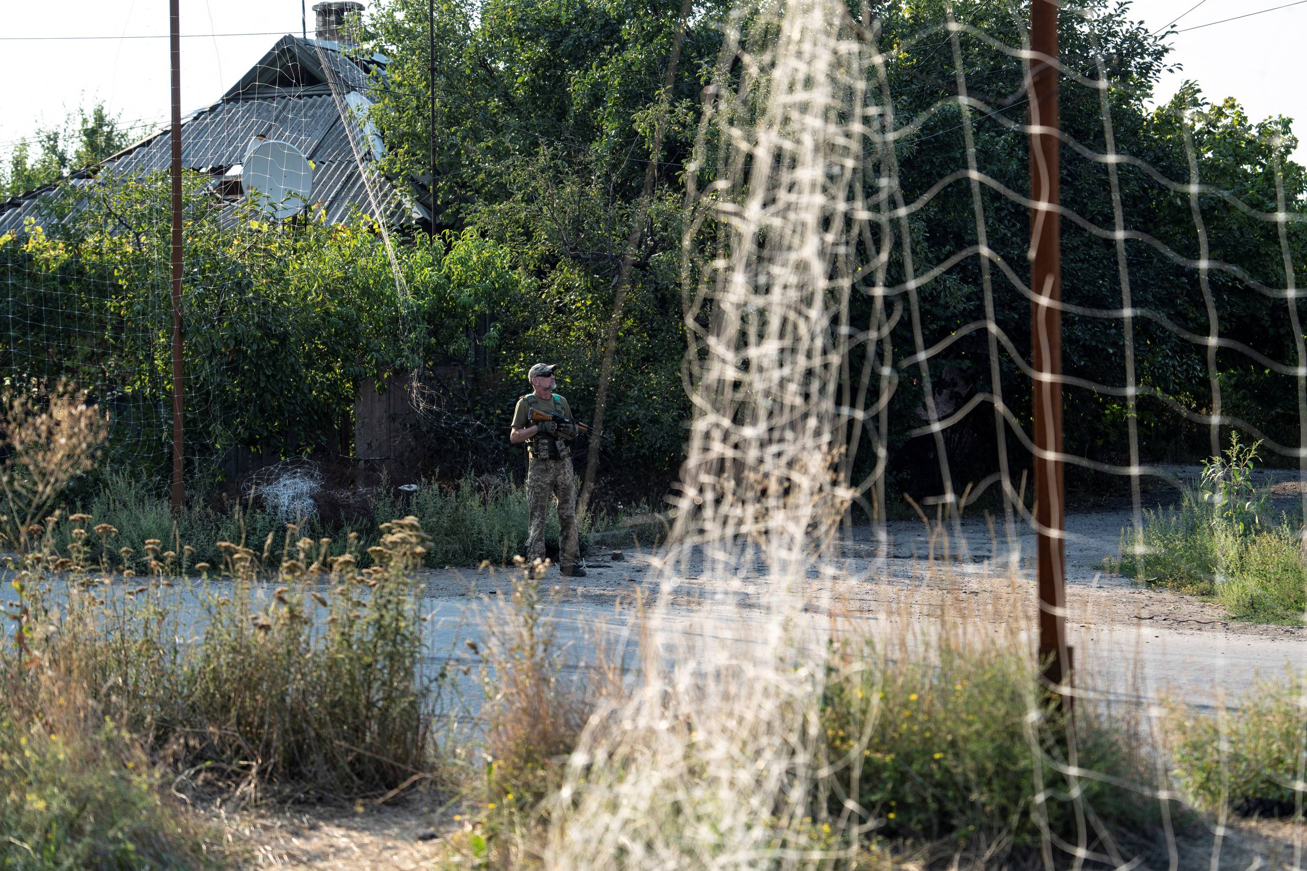 En ukrainsk soldat undersøger luftrummet i nærheden af et de net, der er sat op for at fange russiske droner. Foto: Ukrainian Armed Forces