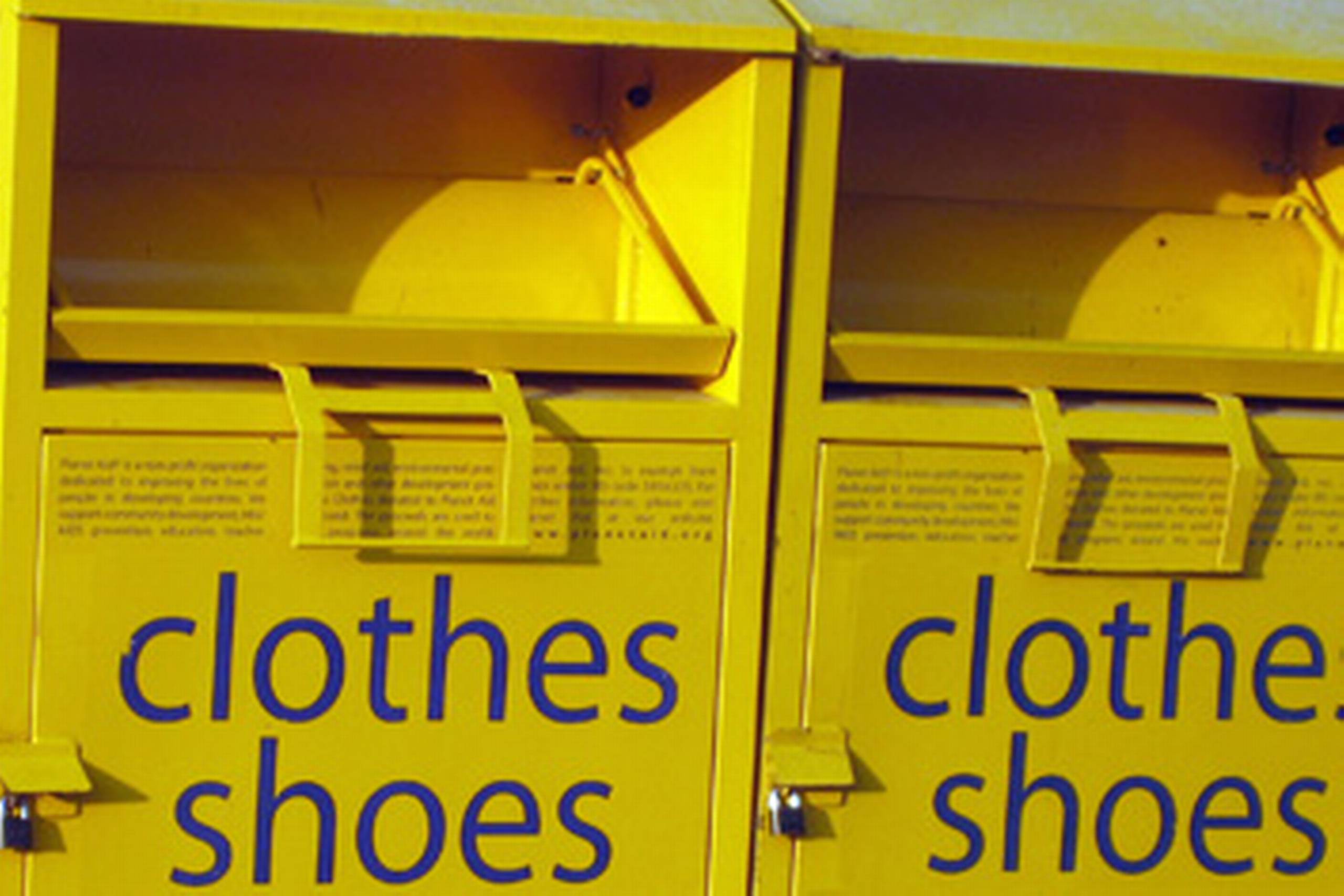 De gule Planet Aid-containere, der sørger for at samle tøj til genbrug. 