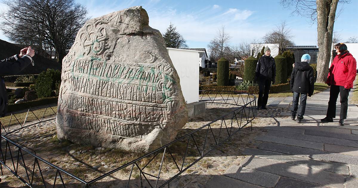 Jellingstenene får deres eget glashus - Jyllands-Posten