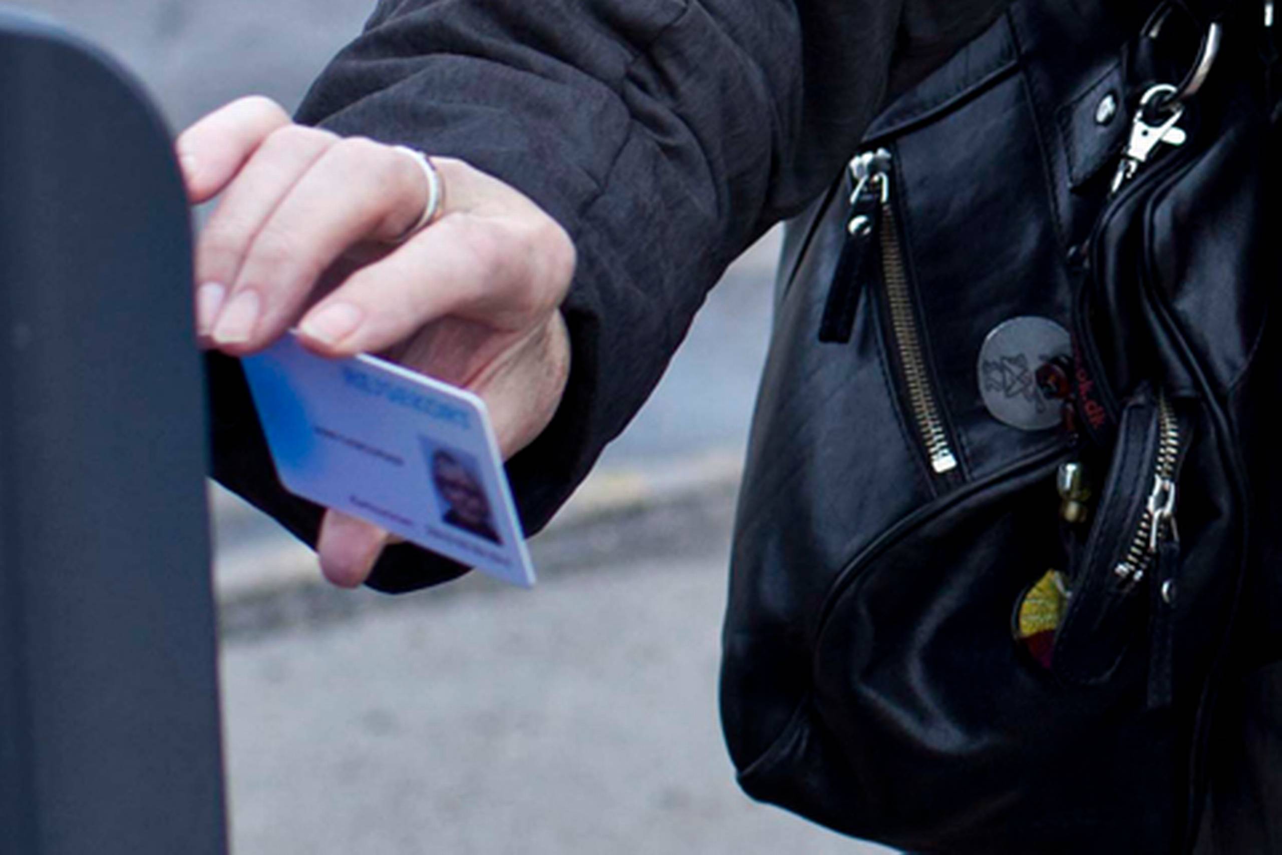 »Bussen er en special ekspresrute med et andet takstsystem og en højere service, derfor har vi valgt i samråd med regionen at fastholde den nuværende billet-løsning,« siger projektleder hos Midttrafik Søren H. Sørensen.