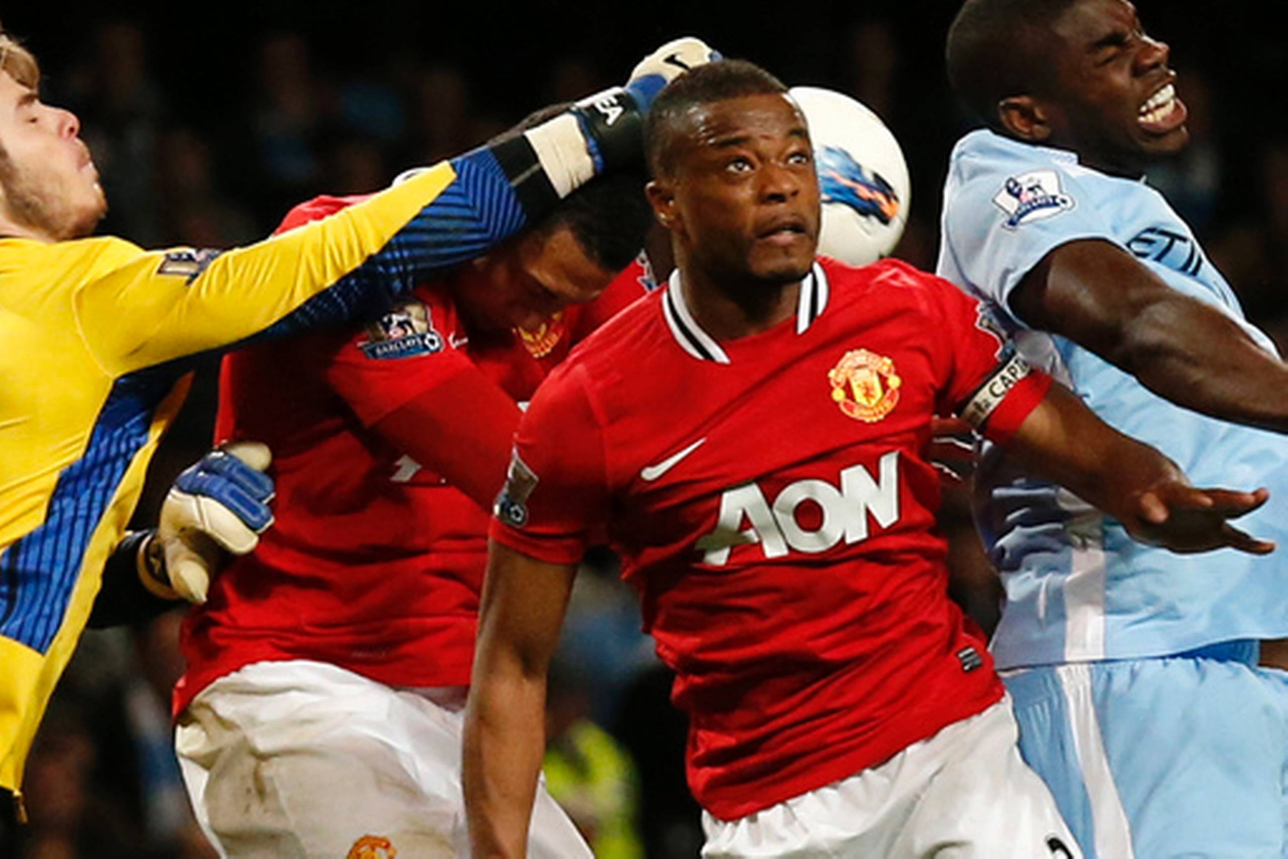Premier League-klubberne Manchester United og Manchester City i kamp.