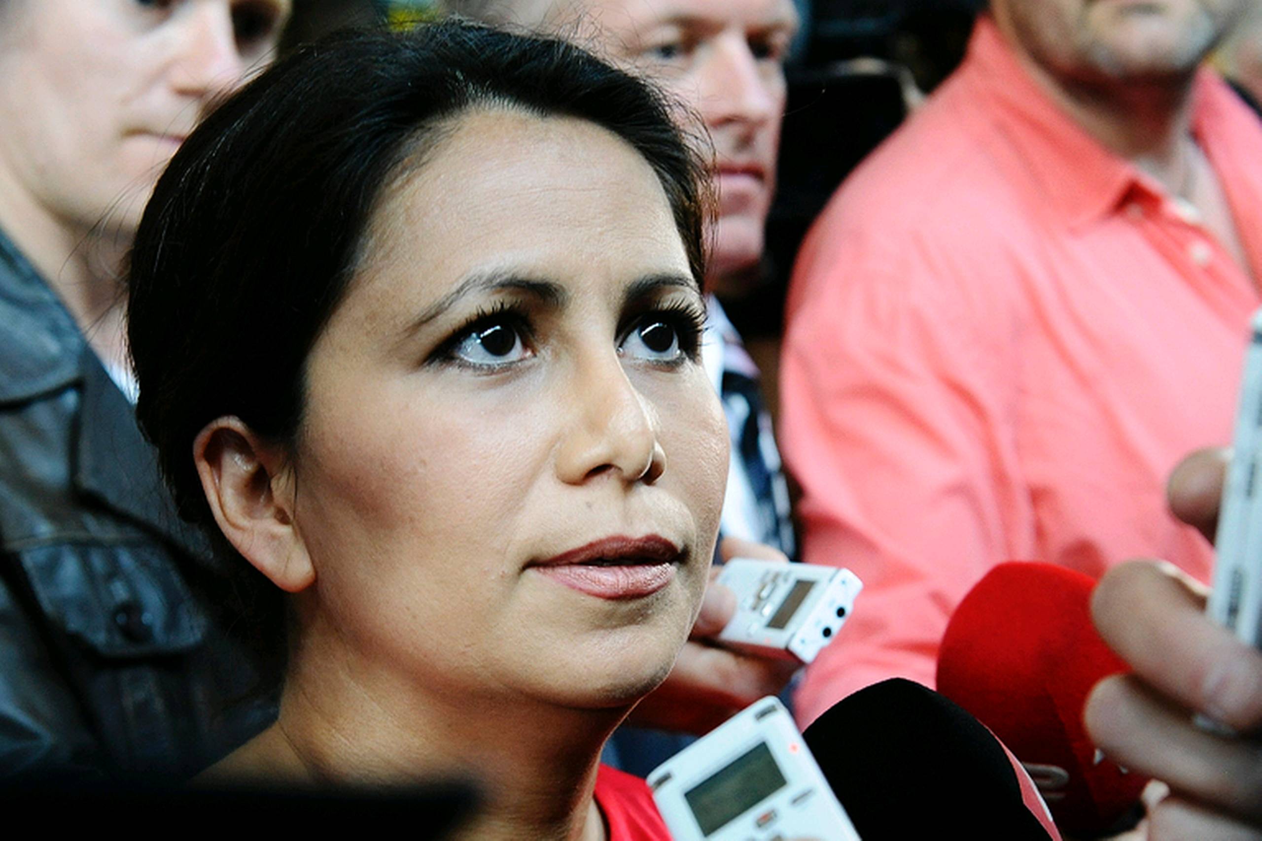 Özlem Cekic svarede på spørgsmål om sin holdning til skattereformen efter at været landet i Kastrup. 