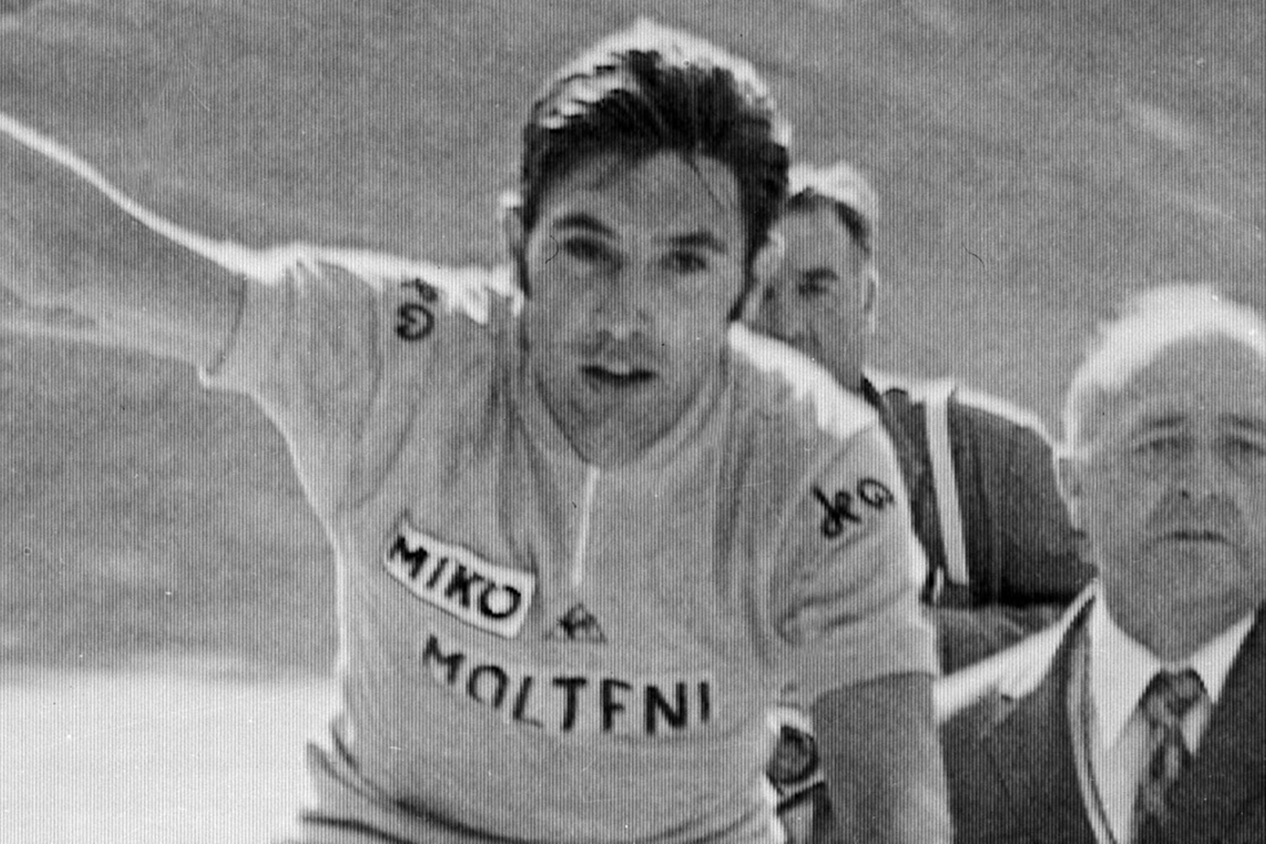 Eddy Merckx krydser mållinjen i Paris og vinder sin tredje Tour de France-sejr i 1971. (AP Photo)