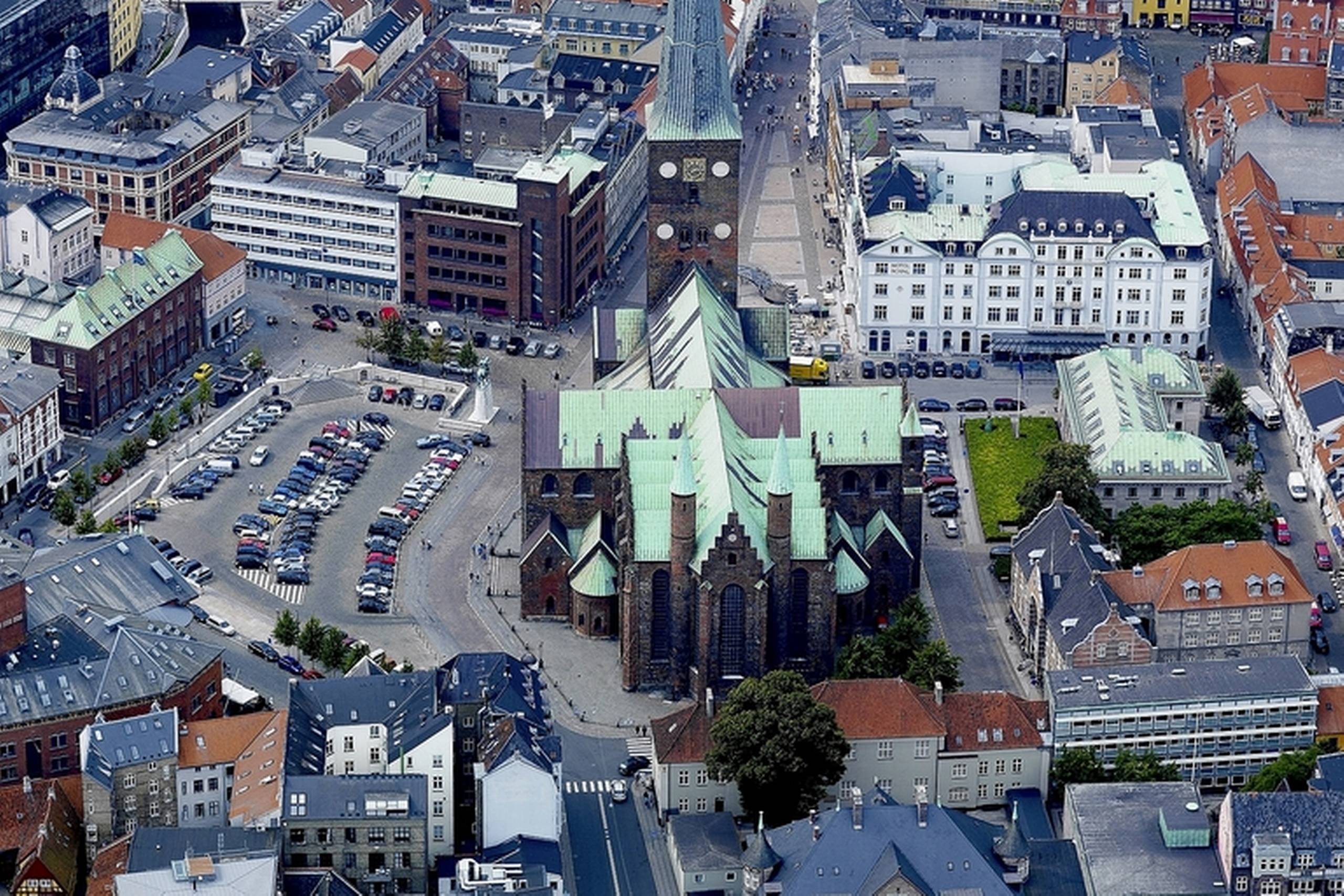 Mødet mellem muslimerne fra Grimhøj-moskéen og præsterne fra Aarhus Domkirke var det første af en række af dialogmøder, der er stablet på benene efter et initiativ fra politikommissær ved Østjyllands Politi Allan Aarslev og gadepræst Mette Birk.