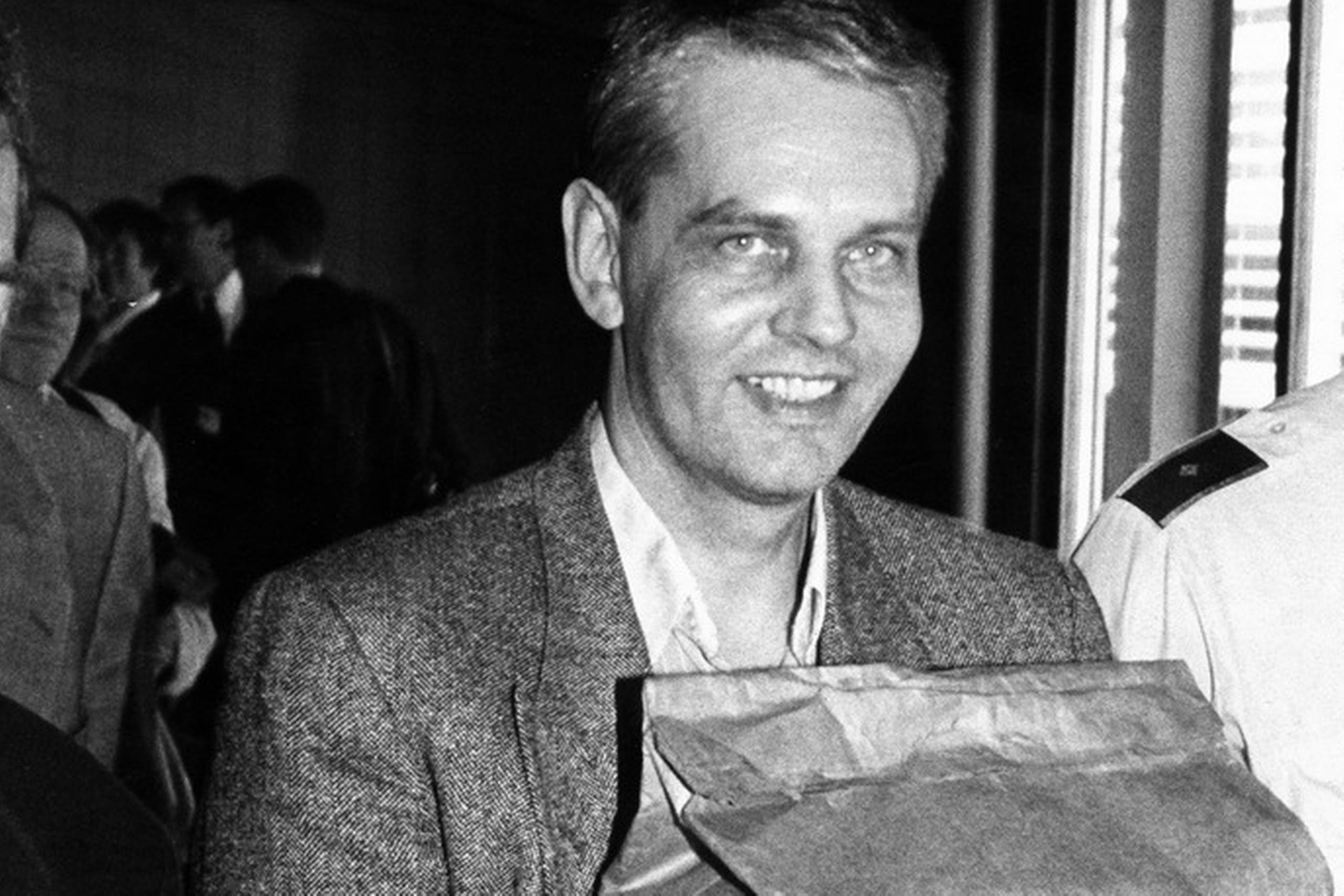 I over tre år har Midt- og Vestsjællands Politi efterforsket en sag om mulig pantebrevssvindel mod Jørgen Helmer Hagman, men der er endnu ikke taget stilling til, om der skal rejses sigtelse. Tilbage i 1993 blev han dømt for omfattende momssvindel og bedrageri efter at være eskorteret hjem fra USA af politiet (billedet). 
