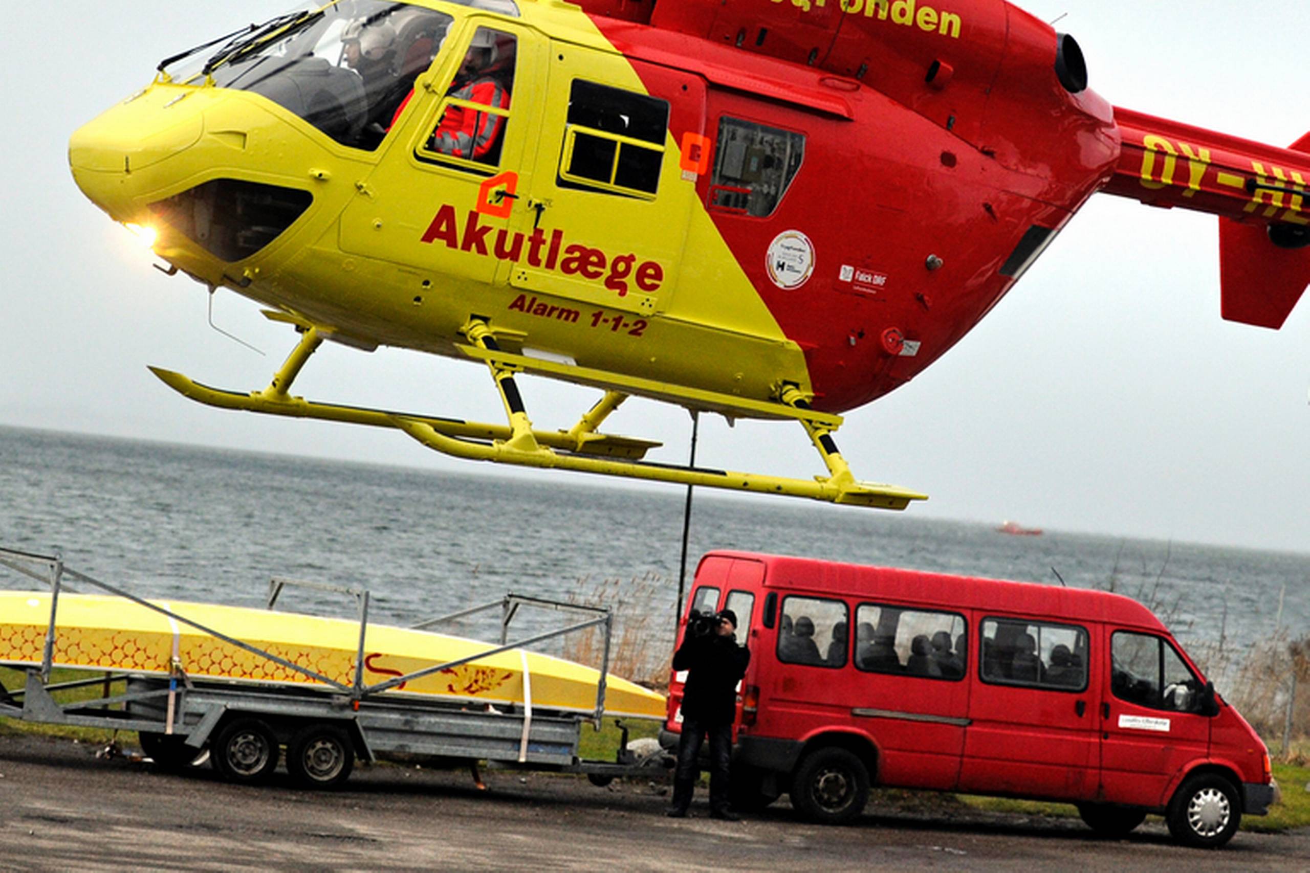Lægehelikopter bistod ved redningsaktionen på Præstø Fjord.