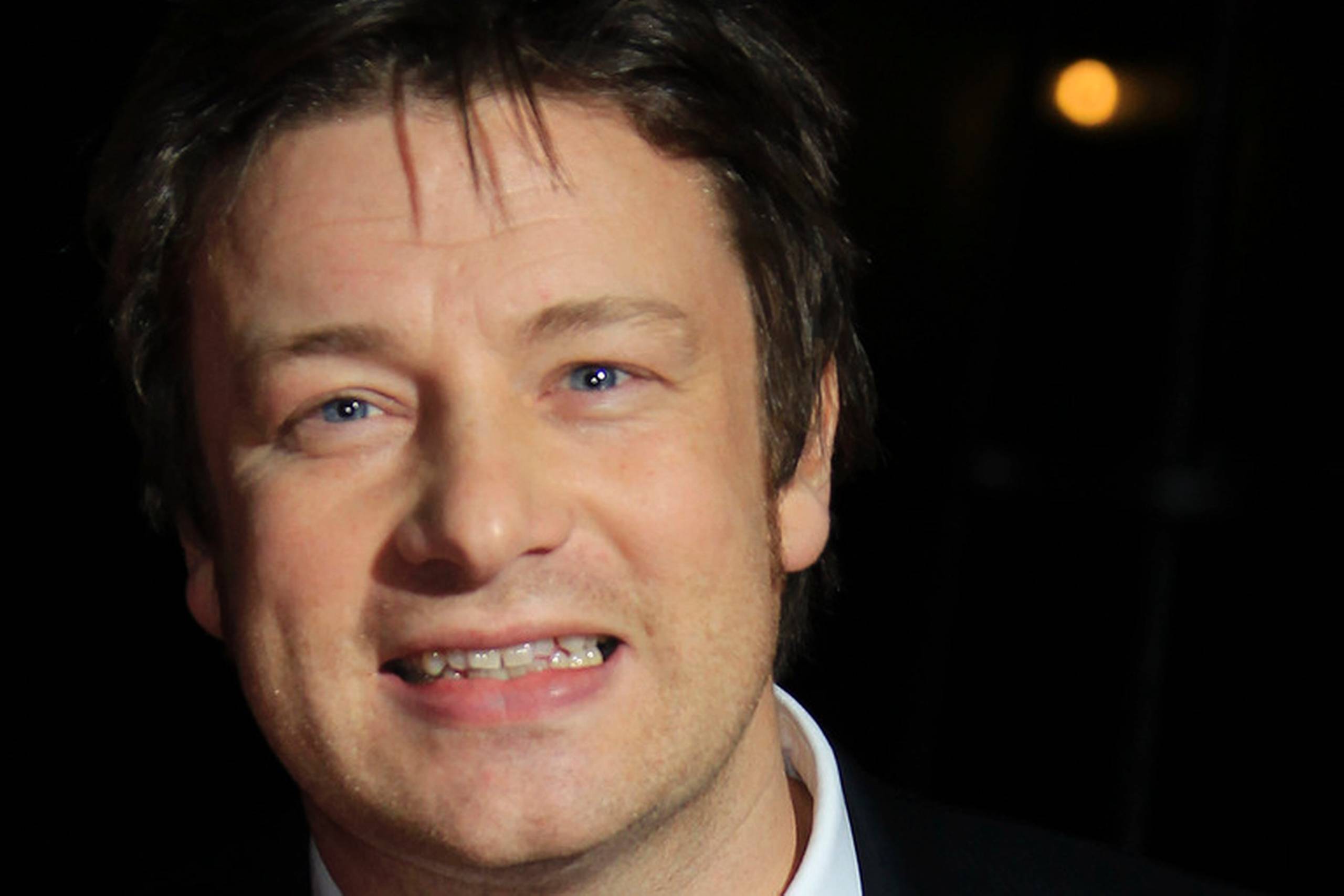 Den engelske kok Jaime Oliver er blevet sagsøgt efter kritisk kommentar om kødprodukt.