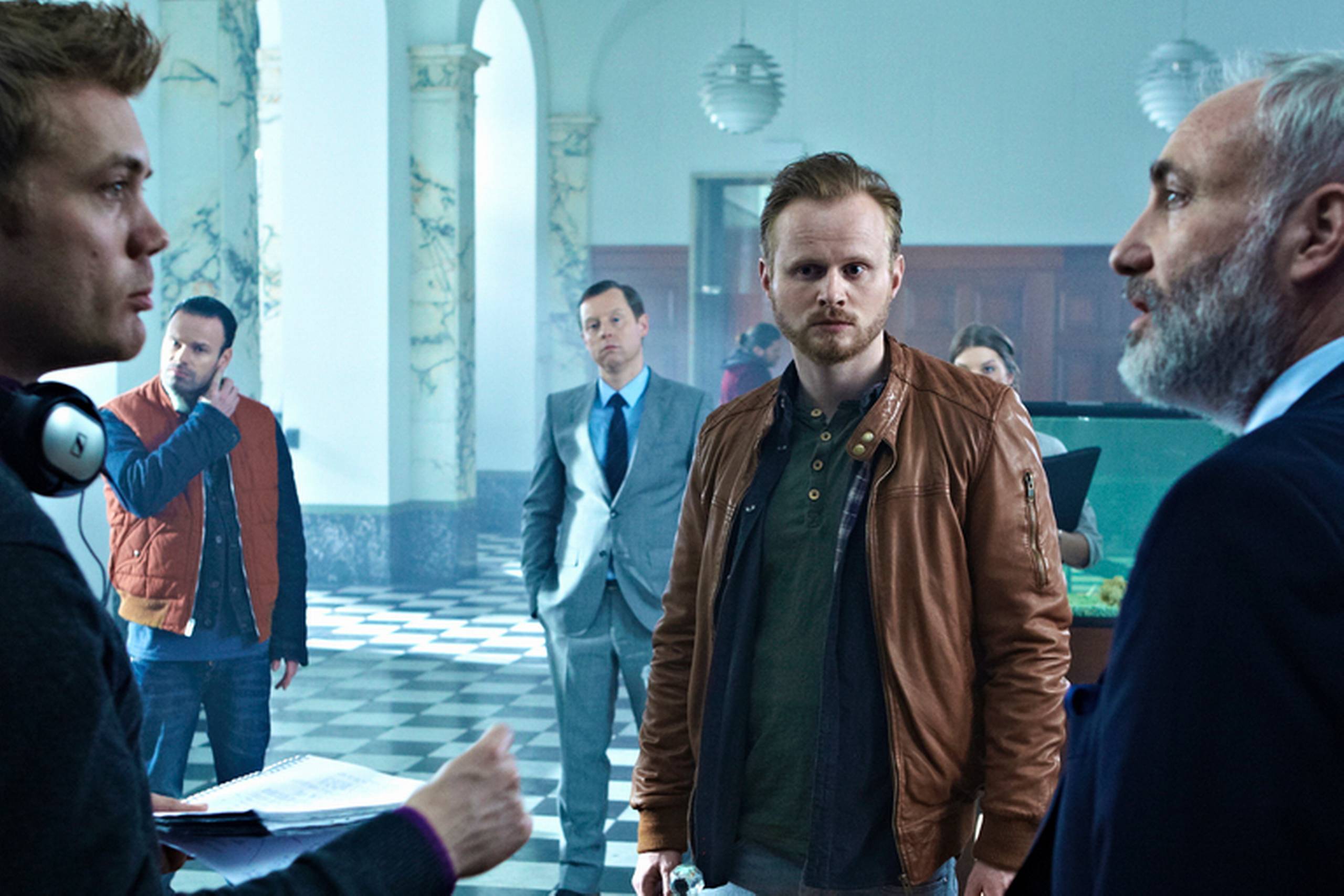 Hovedrollerne i ”Alle for to” er småkriminelle og tragiske skæbner. Men vi får sympati for dem. Her instruerer Rasmus Heide to af dem, Jonathan Spang og Kim Bodnia. 