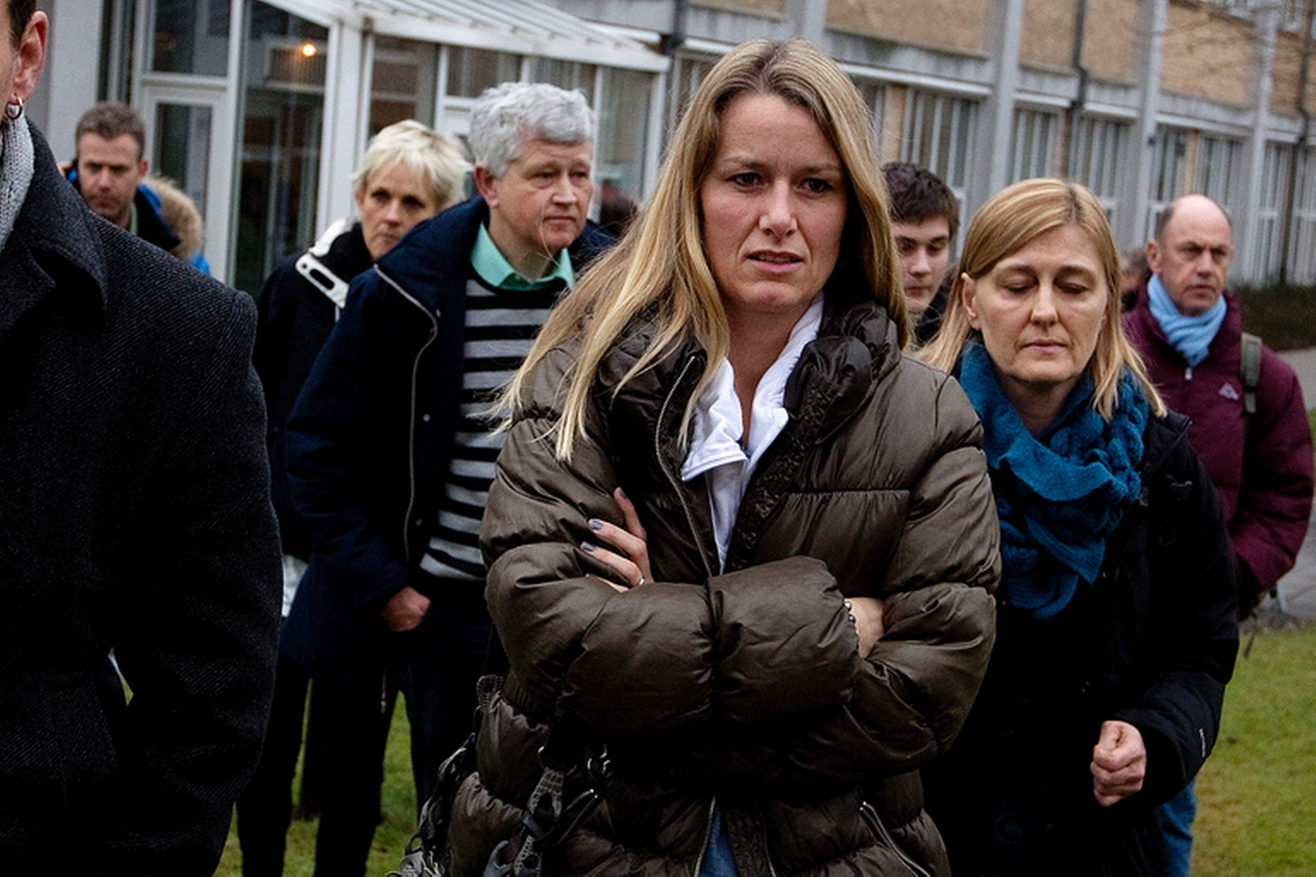 Pårørende forlader retten i Nykøbing.