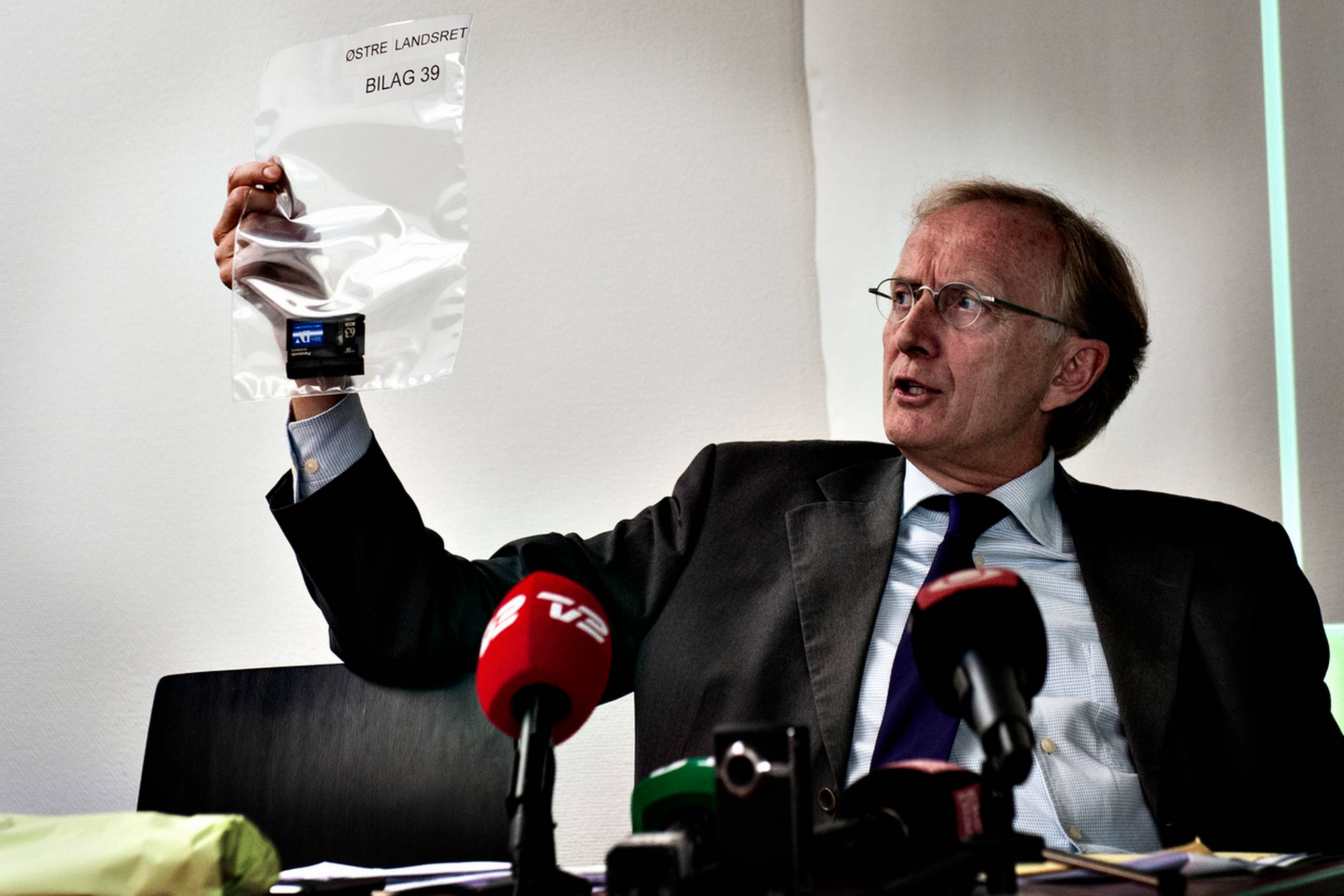 Advokat Christian Harlang har det med at stjæle mediebilledet, som det skete med de irakiske fanger i september. 