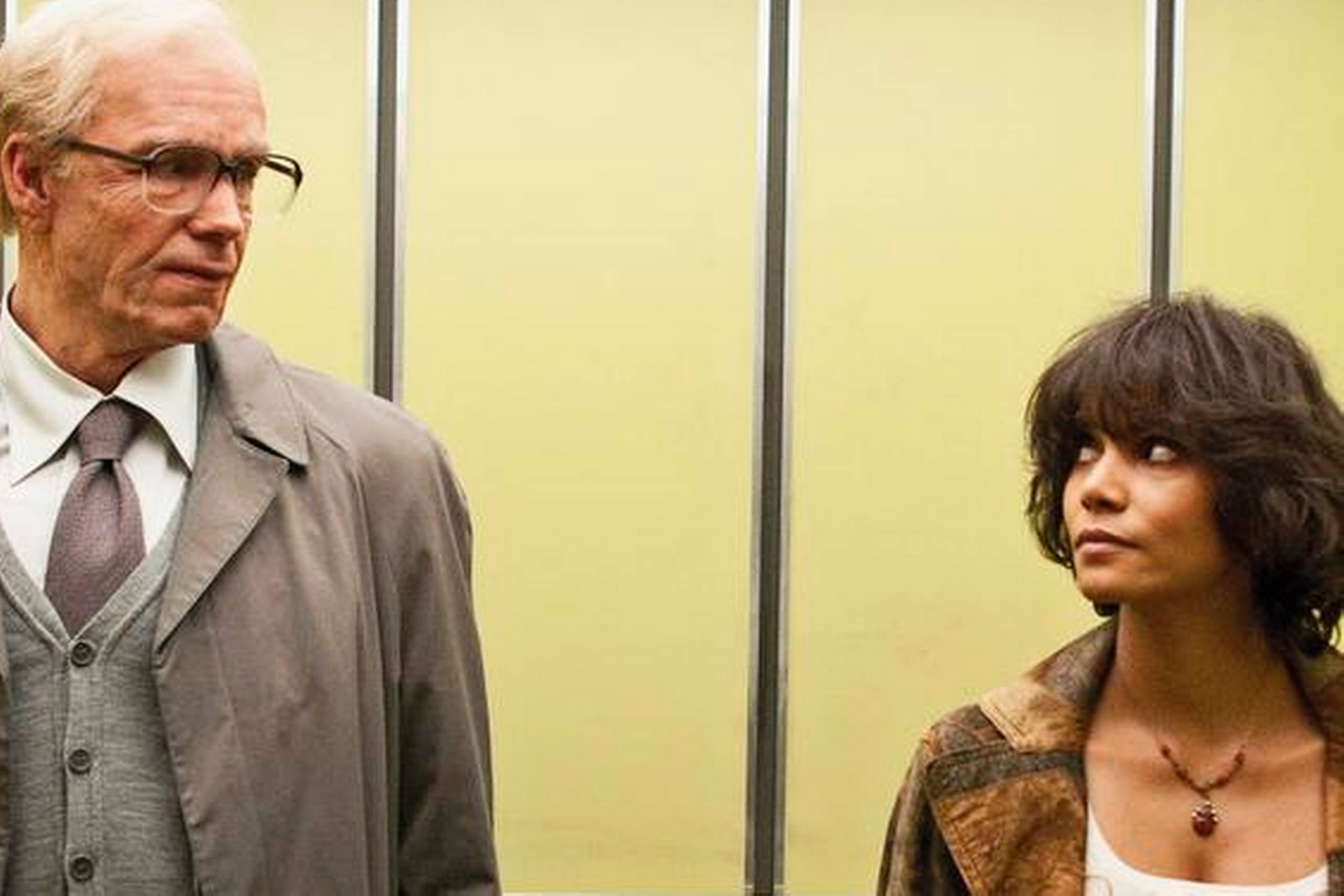 James D’Arcy som den gamle Rufus Sixsmith og Halle Berry i rollen som Luisa Rey i det episke drama “Cloud Atlas" – en film, er på mange måder alt for meget. En voldsom omgang selvforelsket, nyreligiøst bavl, der dog alligevel på grund af sin tydelige vision er værd at se. 