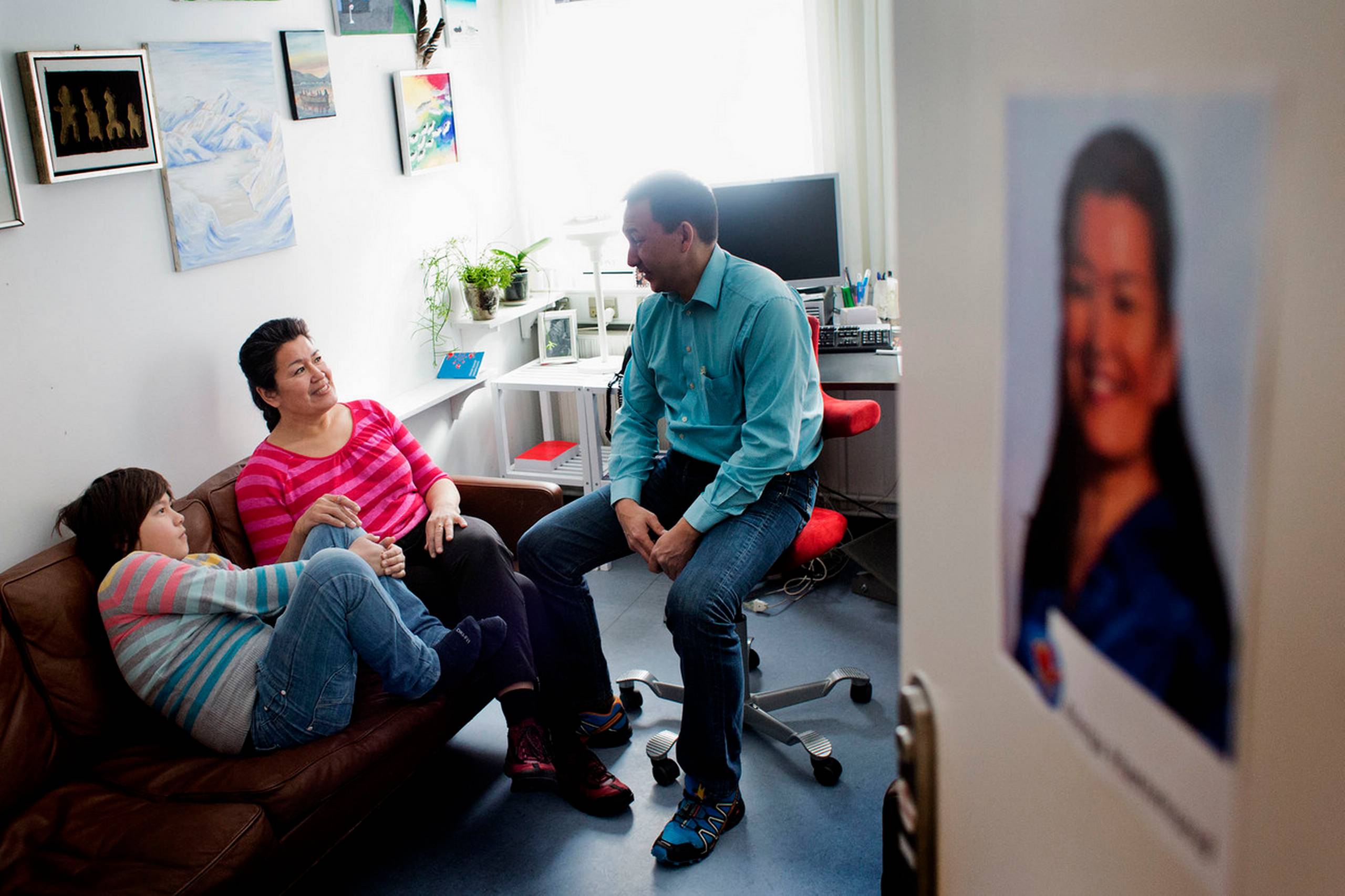 Aleqa Hammond på sit kontor i Nuuk sammen med kæresten, Tom Ostermann, og hans datter, Sara Ostermann. Meget skal gå galt, hvis Aleqa Hammond ikke bliver Grønlands første kvindelige selvstyreformand Foto: Casper Dalhoff 