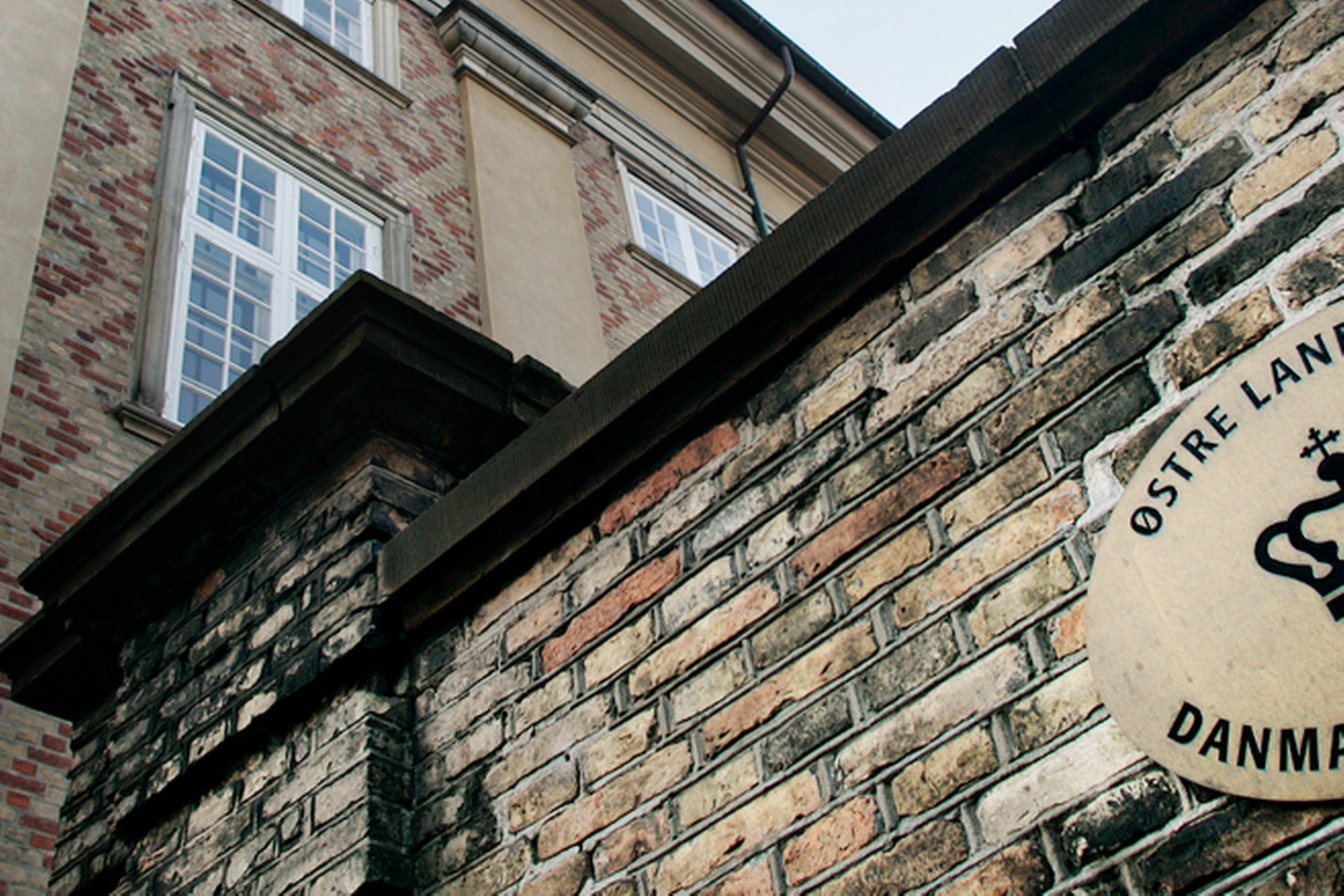 Mistanke om vidnebestikkelse og bevis for, at et vidne i en sag forsøger at opkræve en del af beskikkede forsvareres skatteyderbetalte honorarer, er et særsyn i danske retssale.