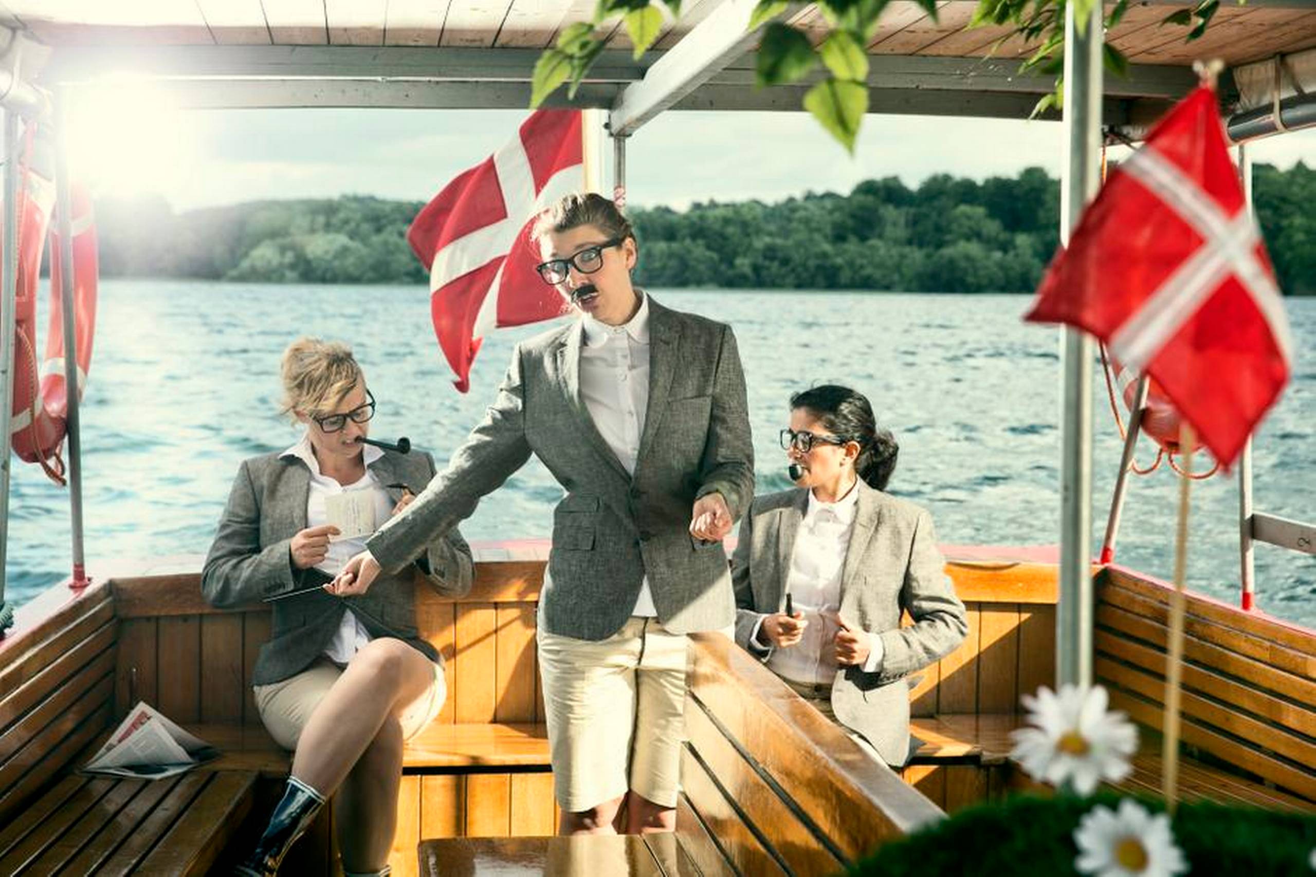 Tre gange Henrik Nordbrandt (Anne Vester Høyer, Rosa Sand Michelsen og Özlem Saglanmak) i Det Flydende Teaters Nordbrandt-forestilling på Furesøen. Foto: Per Morten Abrahamsen