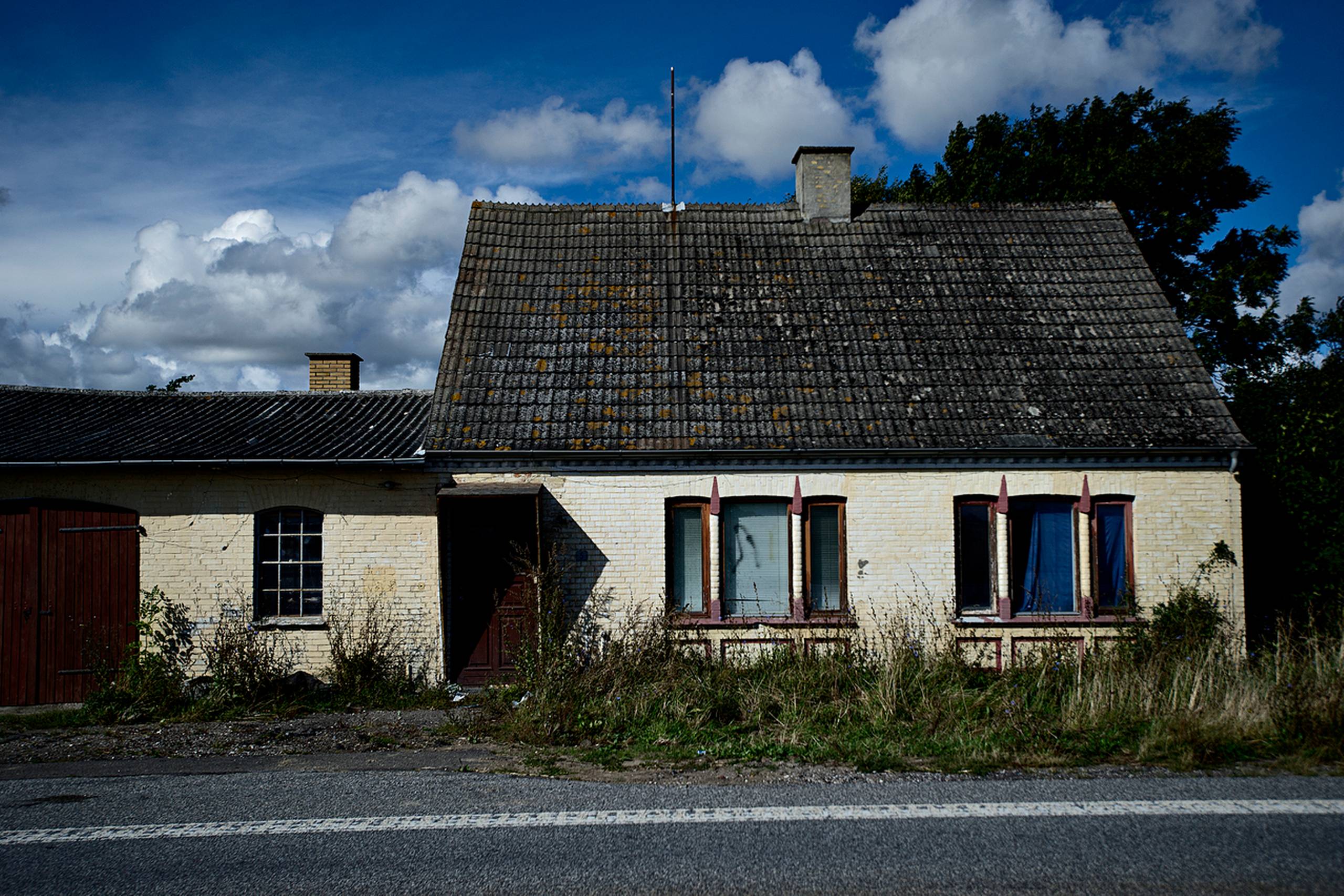 Regeringen har på sit forslag til finansloven for 2019 afsat 333 mio. kr. til bl.a. nedrivning af faldefærdige bygninger i danske landsbyer. Pengene? De kommer fra en pulje målrettet yderkommunerne, som kan få statsligt tilskud til bl.a. nedrivning af faldefærdige huse. Foto: Marius Nyheim/Polfoto