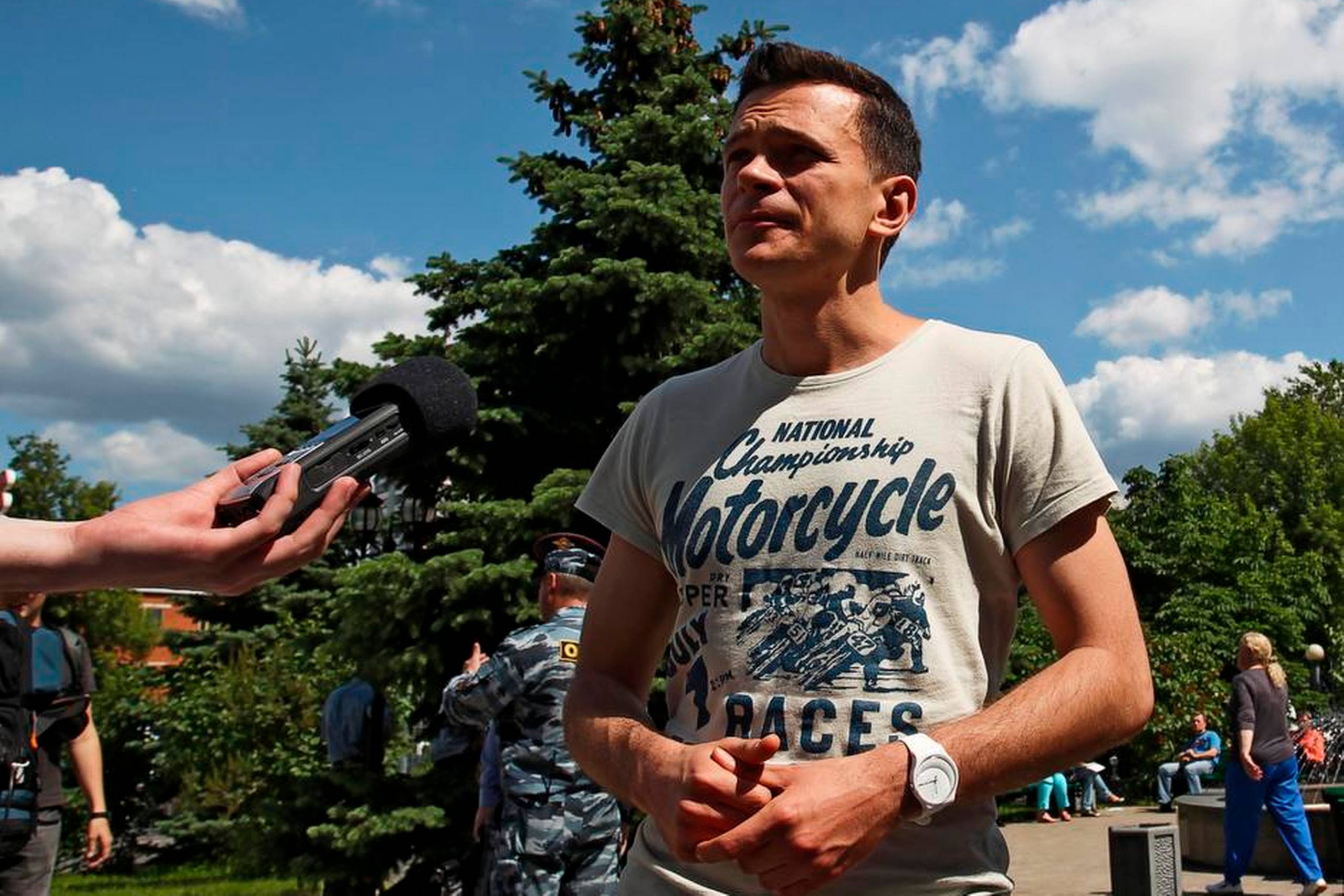 llja Jasjin giver et interview uden for Moskva byret under en sag, hvor flere af hans kolleger er anklaget for masseoptøjer. Sagen ses som en test for Putins regime. Foto: Evgenij Bijatov/AP