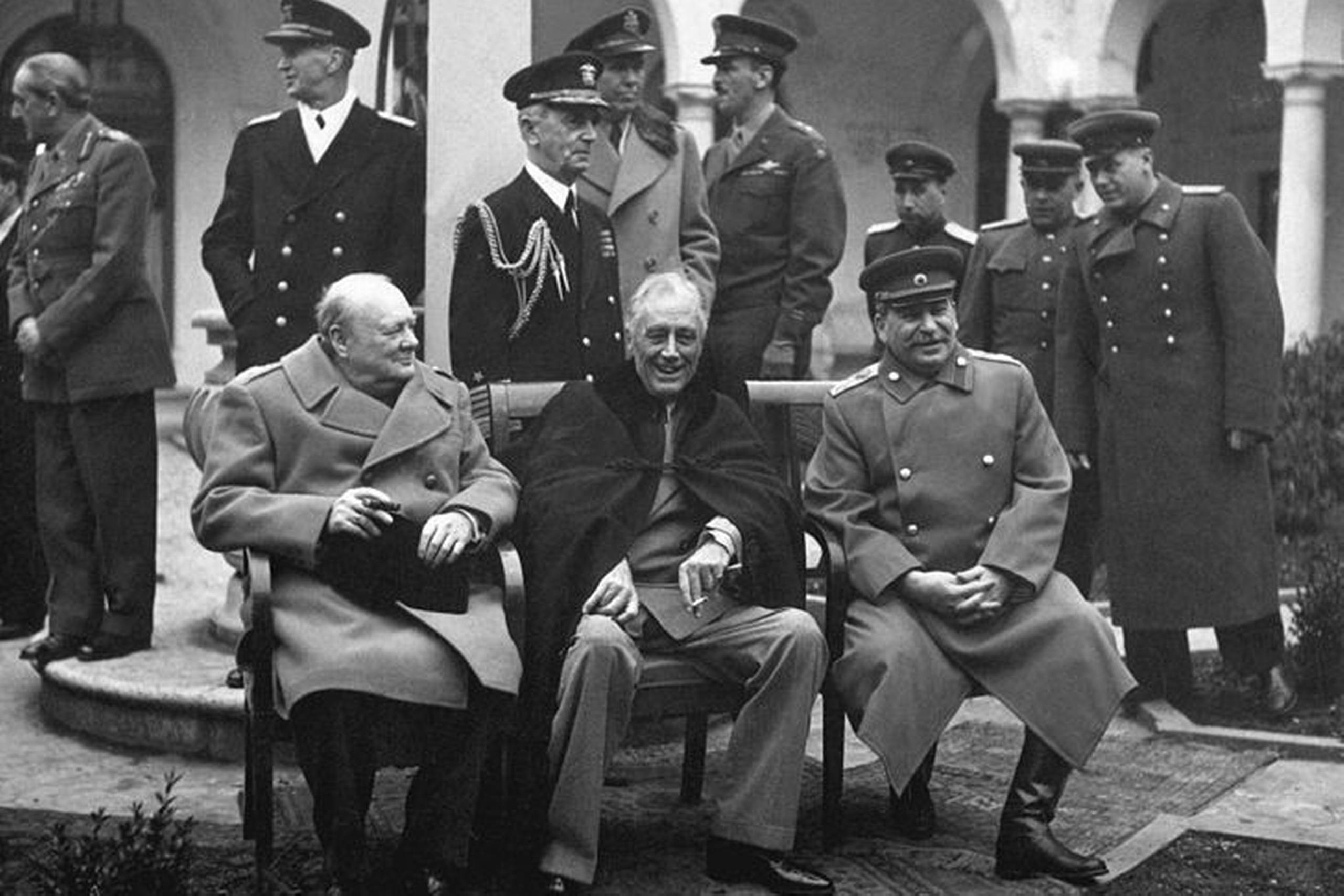 Winston Churchill, Franklin D. Roosevelt og Josef Stalin fotograferet under Jalta-konferencen. 