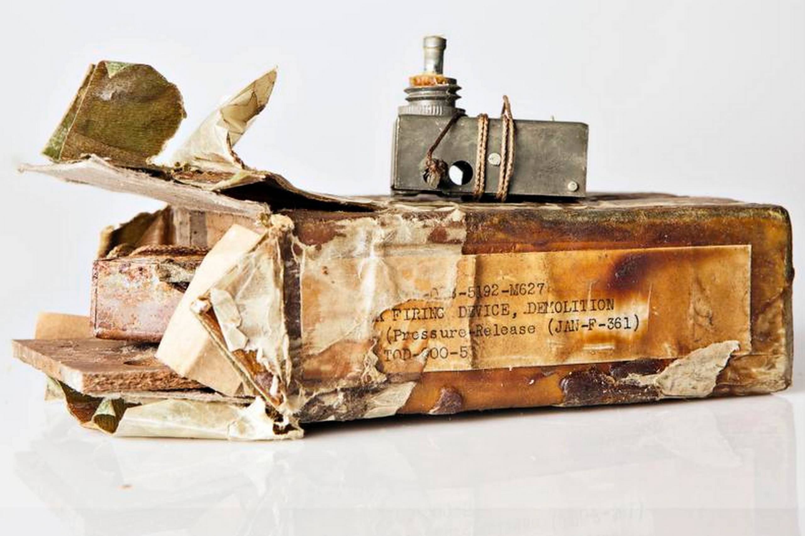 Dele fra våbendepotet: Her ses en fugtsikret aflastnings tænder til en skjult sprængladning. Foto: Stine Bidstrup