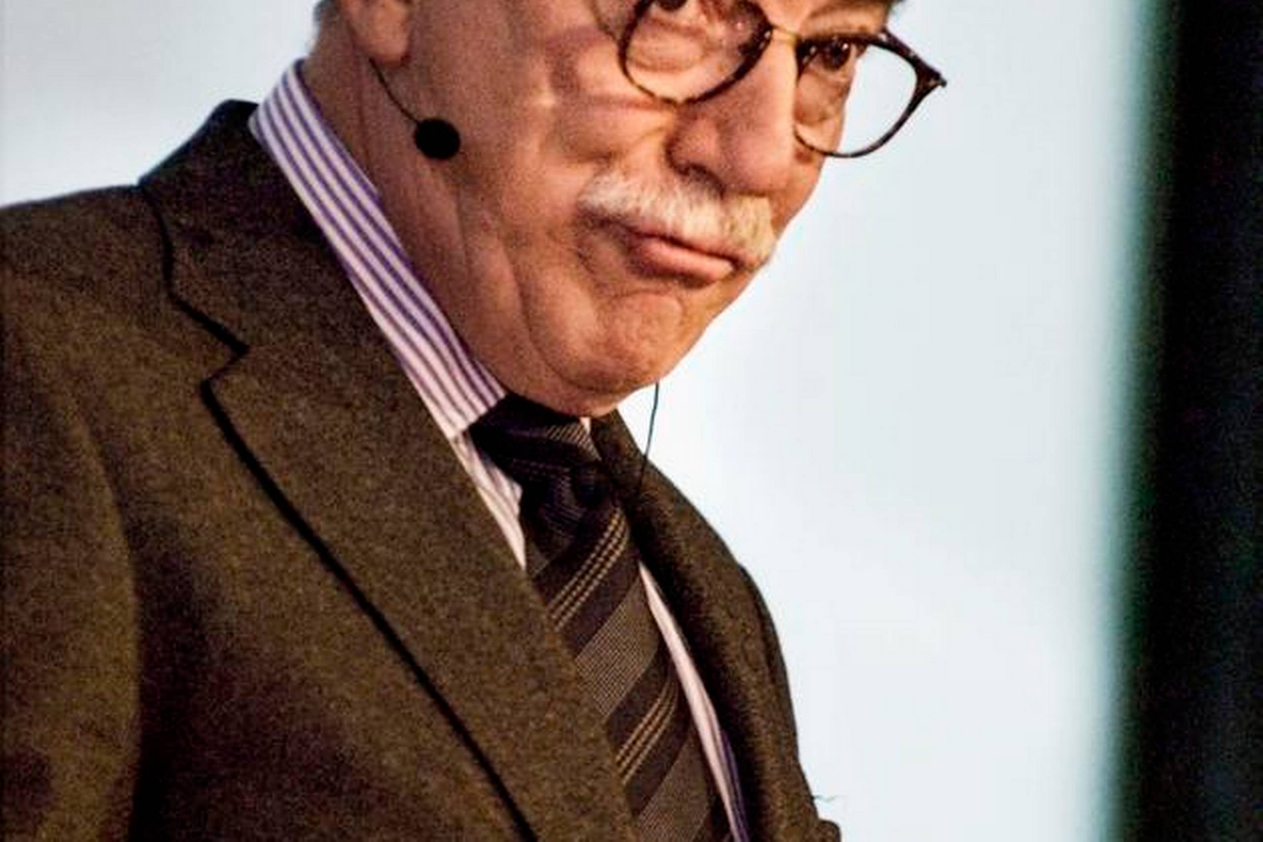  Tidligere udenrigsminister Uffe Ellemann-Jensen (V) mener, at Arne Sejr var et nationalt ikon. Arkivfoto: Torben Stroyer