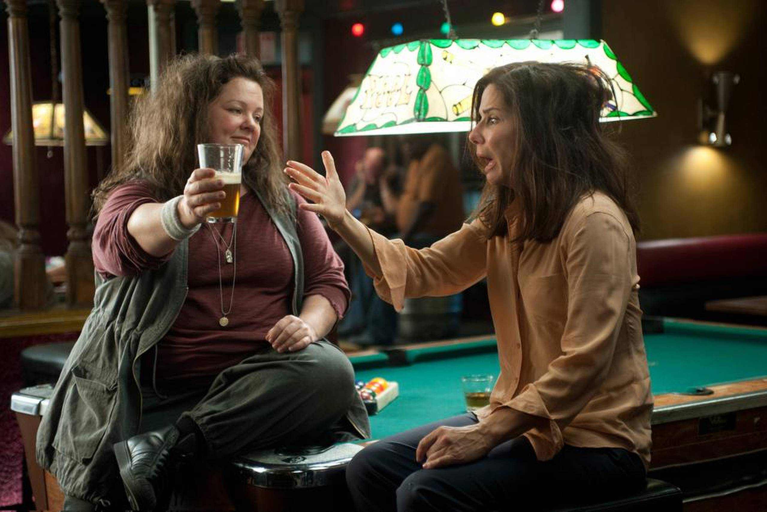 Det er usædvanligt at se to kvindelige, morsomme skuespillere – Melissa McCarthy og Sandra Bullock – som hovedpersonerne i en typisk ”mandegenre”. Foto: Twentieth Century Fox