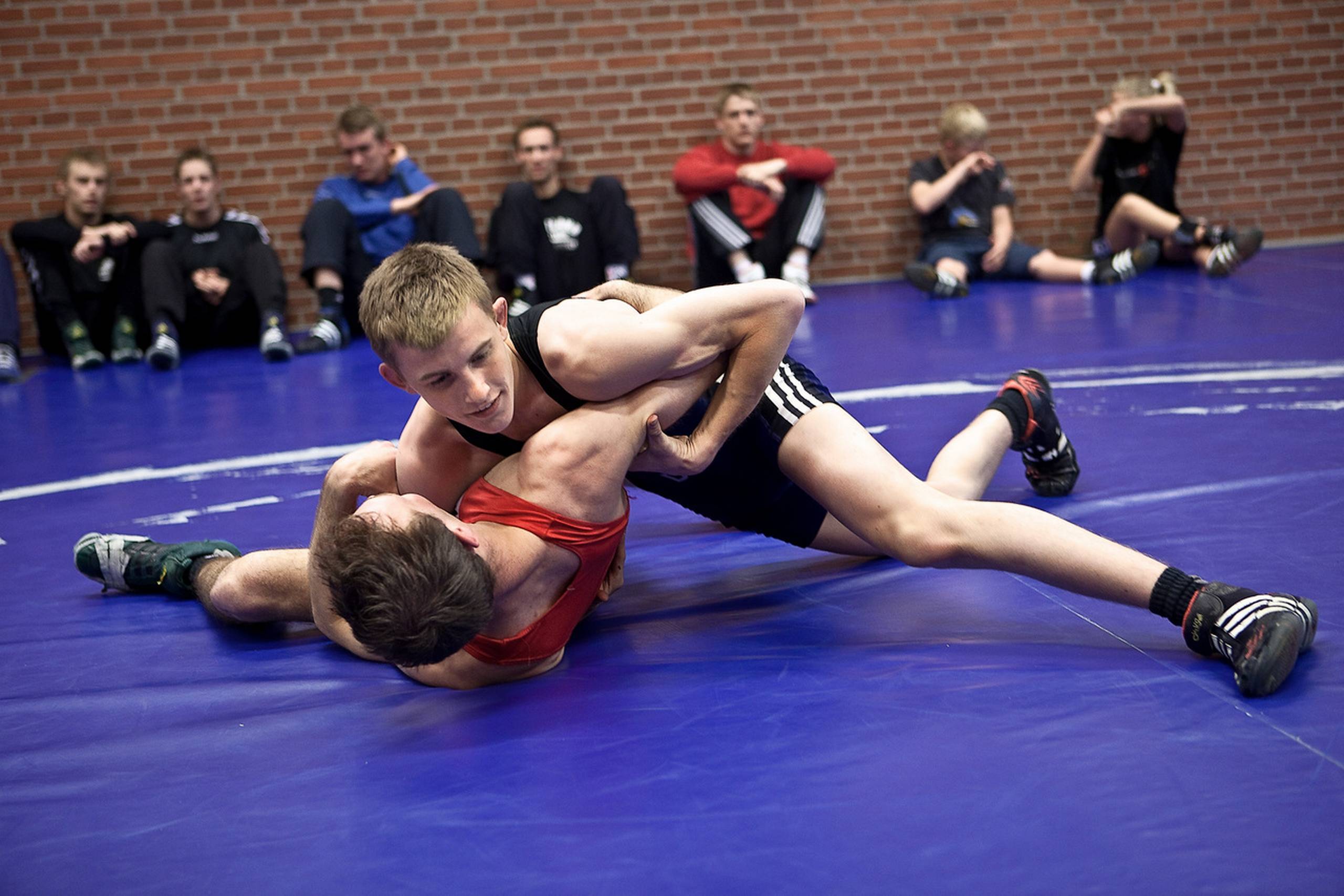 Den danske bryder Tobias Fonnesbek (i blåt).