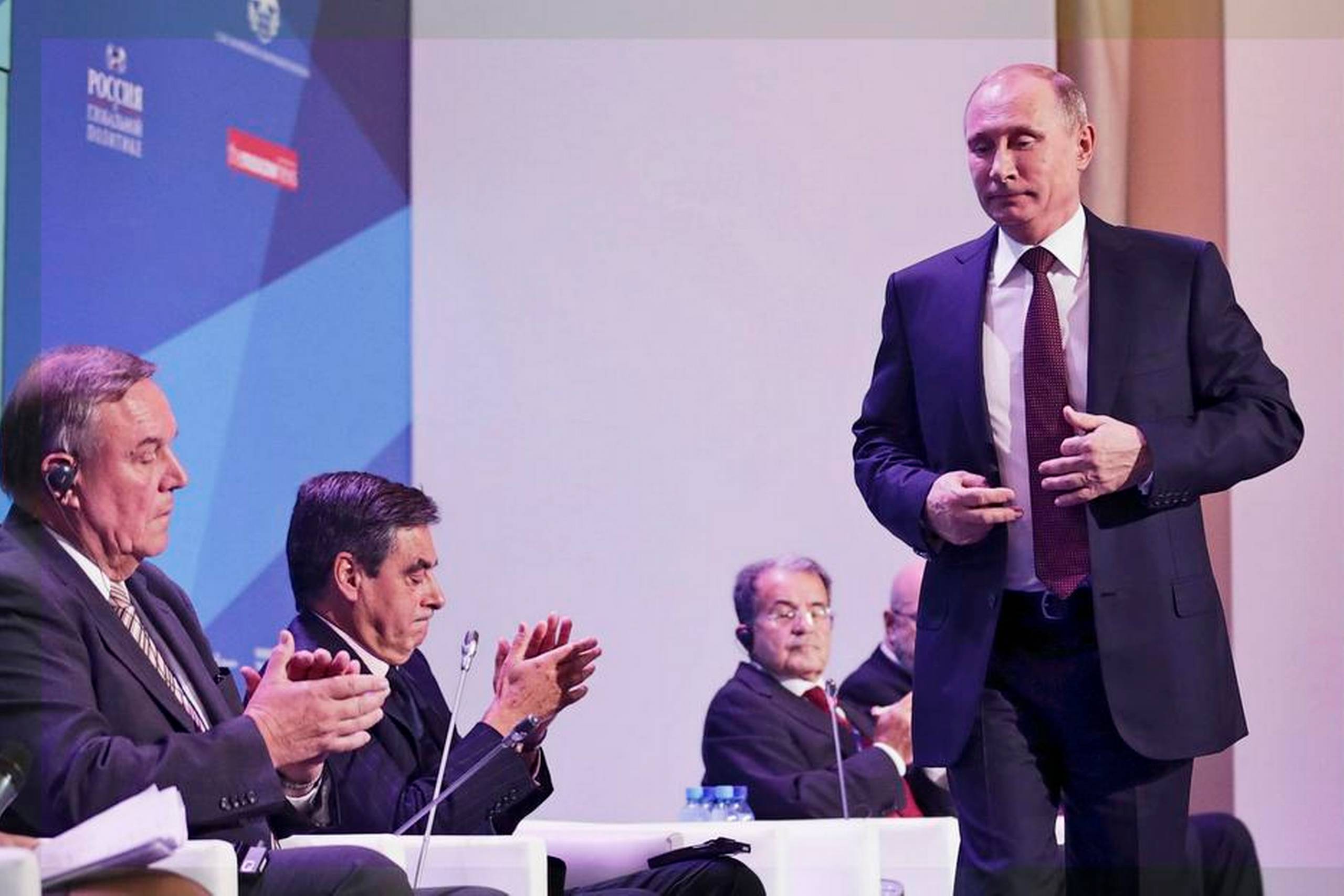 Applauderet af fra venstre Tysklands eksforsvarsminister Volker Rühe, Frankrigs fhv. premierminister François Fillon og tidligere EU-kommissionsformand Romano Prodi er Vladimir Putin på vej for at holde sin uventede tale. Arkivfoto: Maxim Shipenko/AP