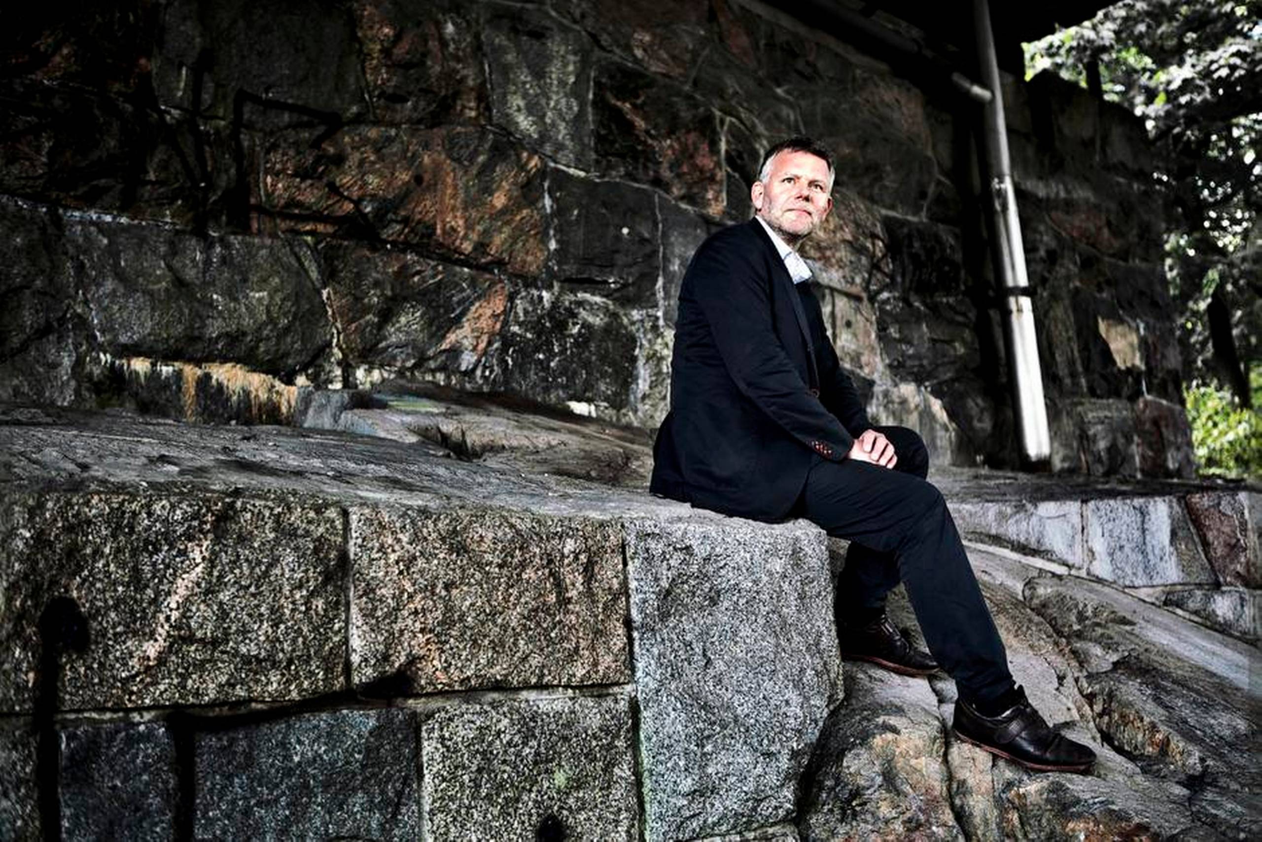 »Hvis du skriver en krimi, skal du være god til at fortælle, du skal tryllebinde læserne. Det skal være som ved lejrbålet i grotterne i fortiden, at hver gang du slutter, så vil folk høre mere,« fastslår Arne Dahl. Foto: Anna Simonsson