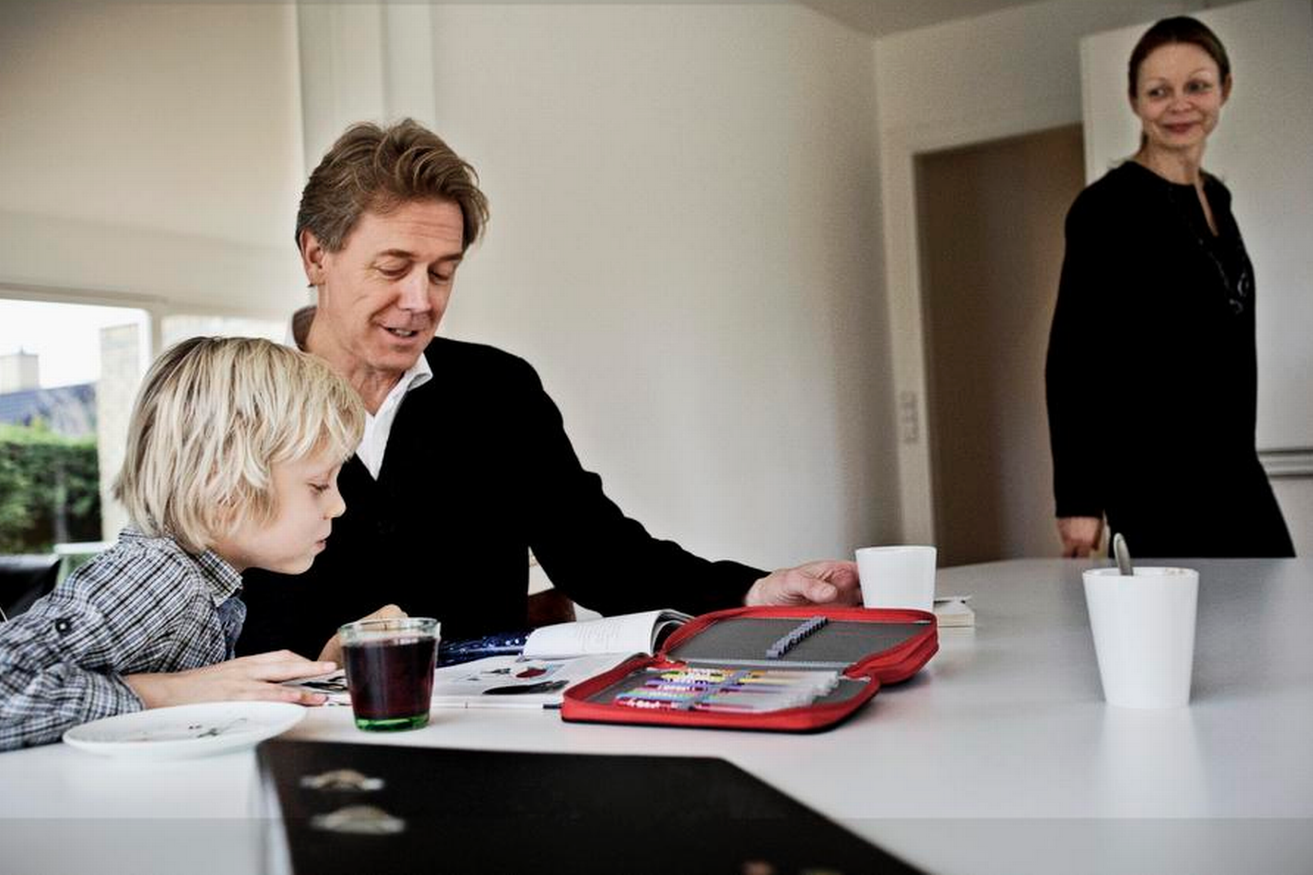 Todd Verwers, her med sønnen Kasper og hustruen Mette, er frustreret over den danske lighedsmani. Systemet er stift og primitivt, siger han. Foto: Gorm Branderup