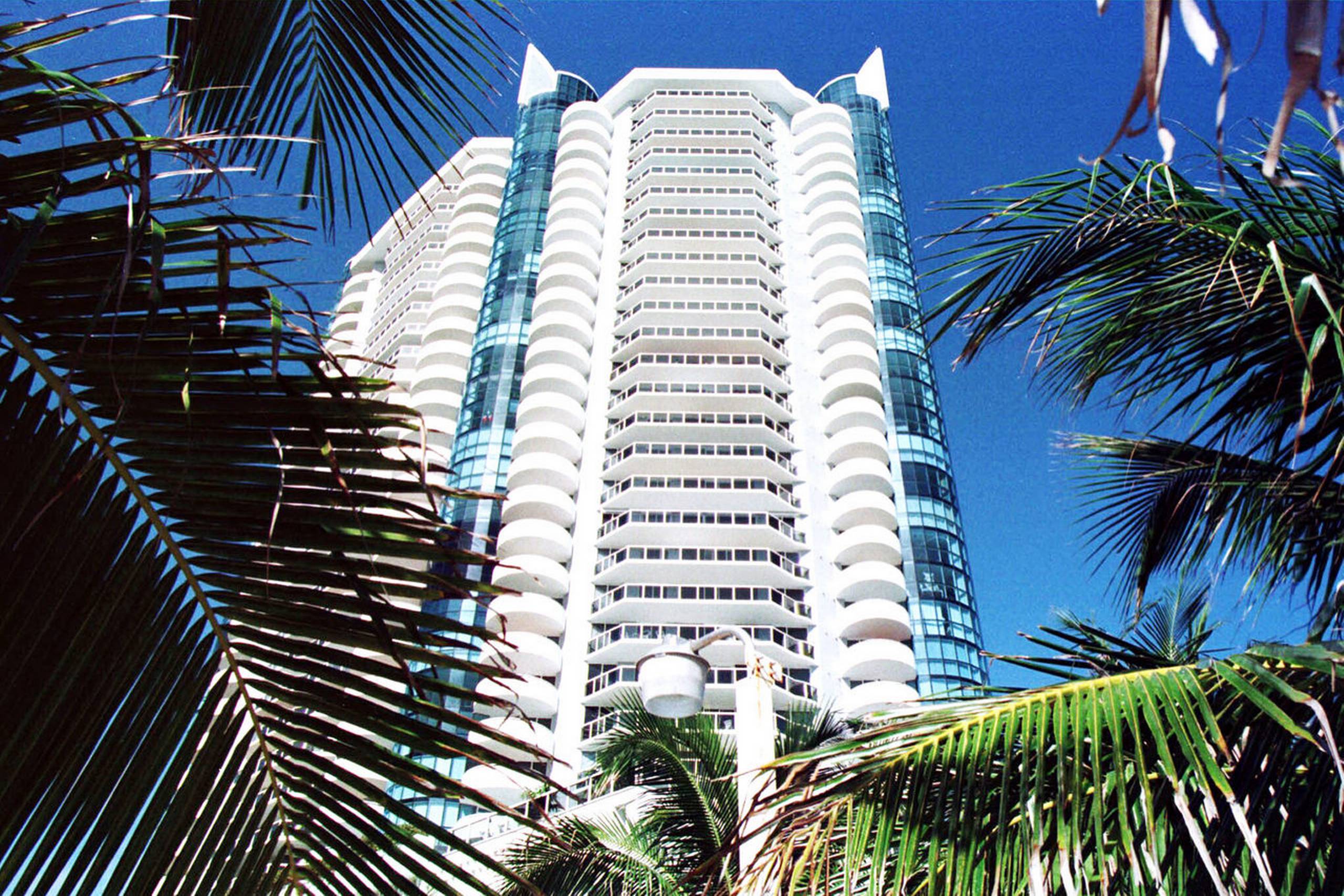 "La Gorce Palace" på Miami Beach, hvor Tvind har forskanset sig på hele den øverste etage.