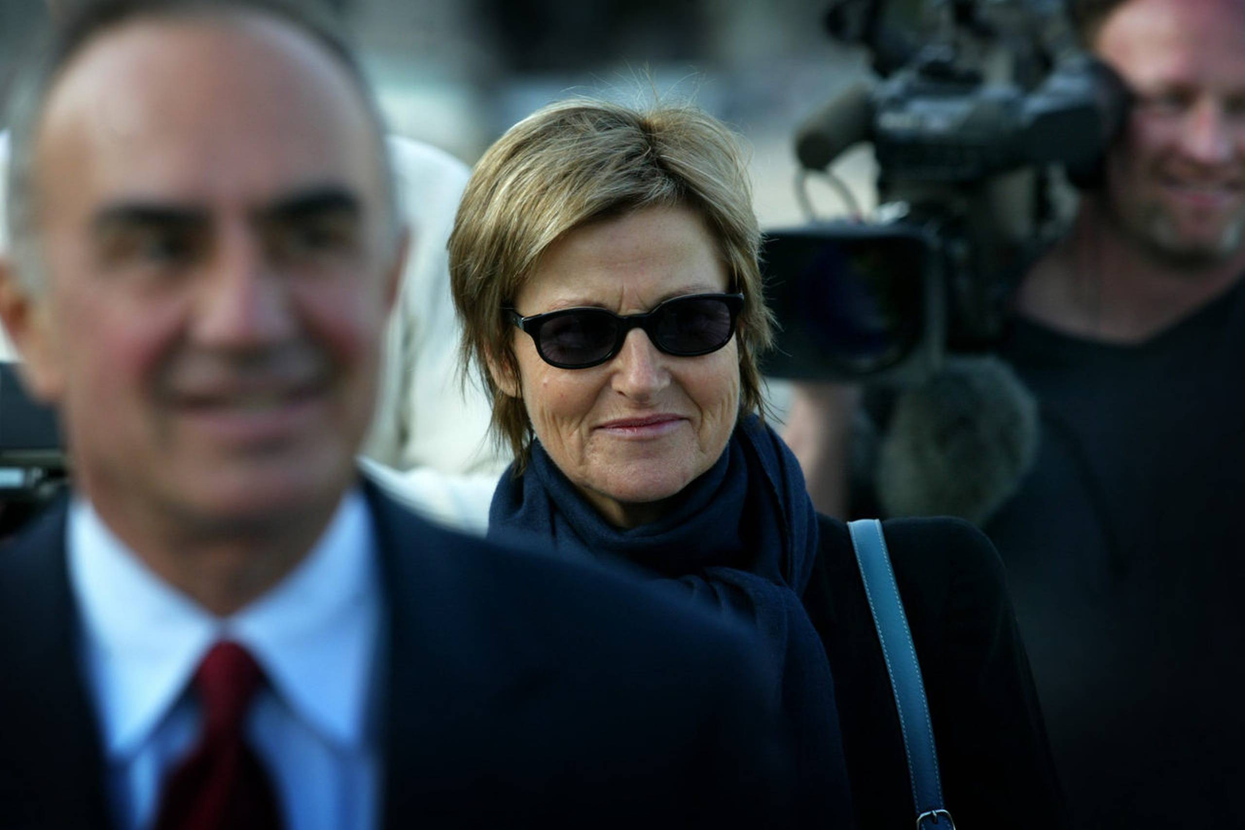 Tvindguruen, Mogens Amdi Petersen, der har holdt sig skjult i over 20 år, afhøres i Retten i Los Angeles. Han har hyret advokat Robert Shapiro som sin forsvarer. Sigtelsen lyder på mandatsvig og bedrageri. Amdis kæreste Kirsten Larsen overværede retssagen.