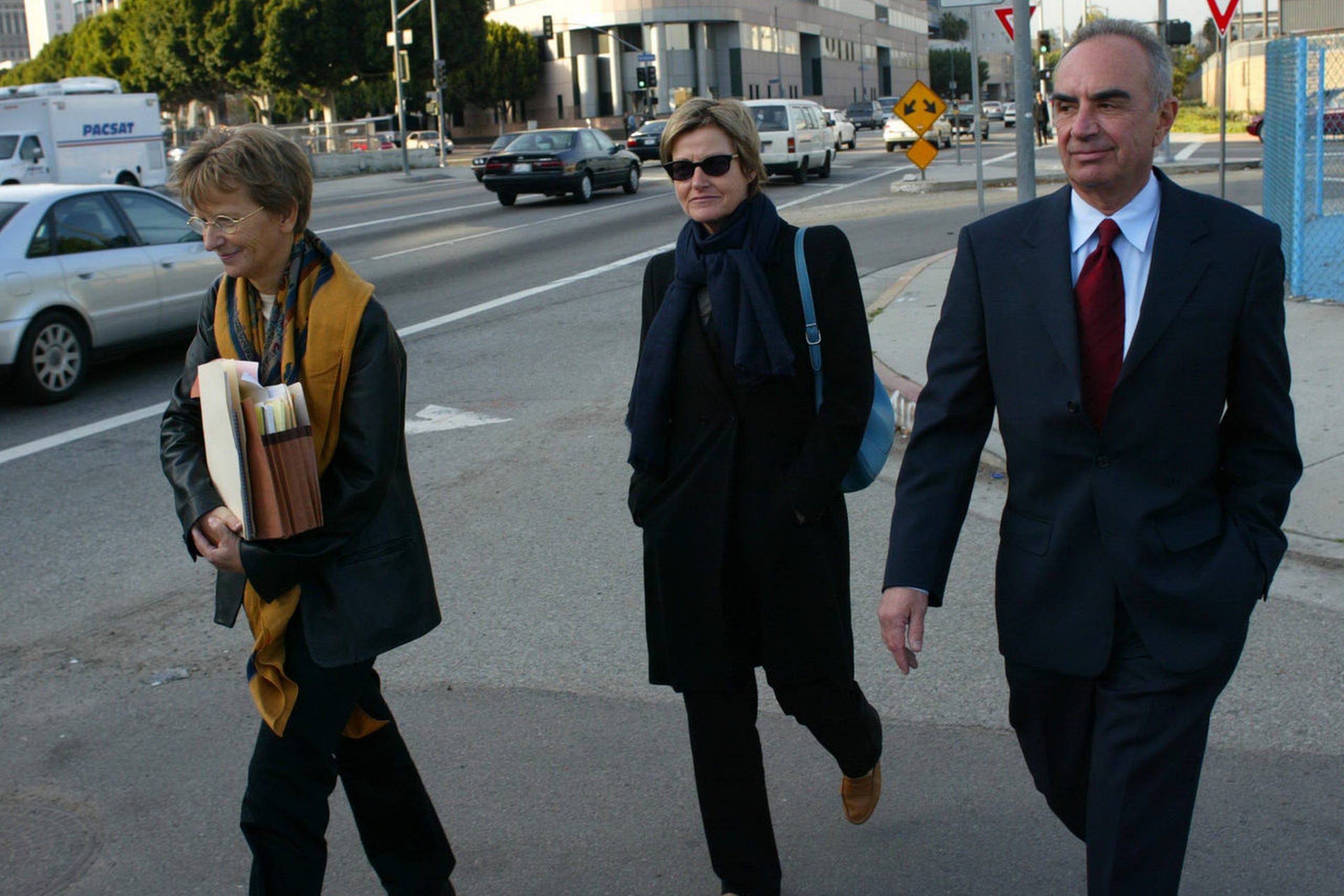 Mogens Amdi Petersen, der har holdt sig skjult i over 20 år, afhøres i Retten i Los Angeles. Han har hyret advokat Robert Shapiro som sin forsvarer. Sigtelsen lyder på mandatsvig og bedrageri. Amdis kæreste Kirsten Larsen overværede retssagen. T.v. Ruth Sejerø-Olsen også fra organisationen Tvind.