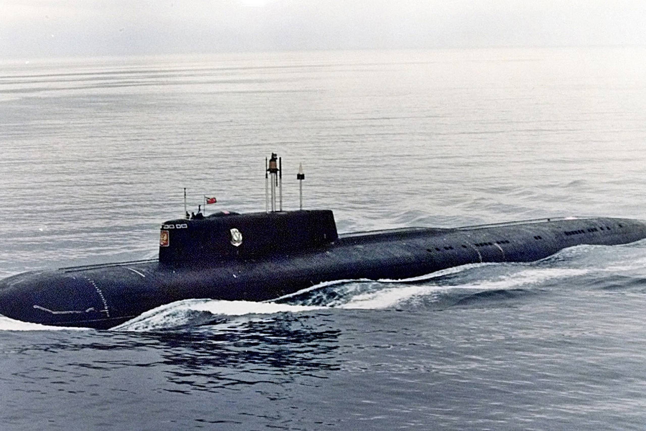 Atomubåden Kursk, der sank 12. august 2000 med 118 mand om bord, ses her på flådebasen i  Vidyayevo i maj 2000. 