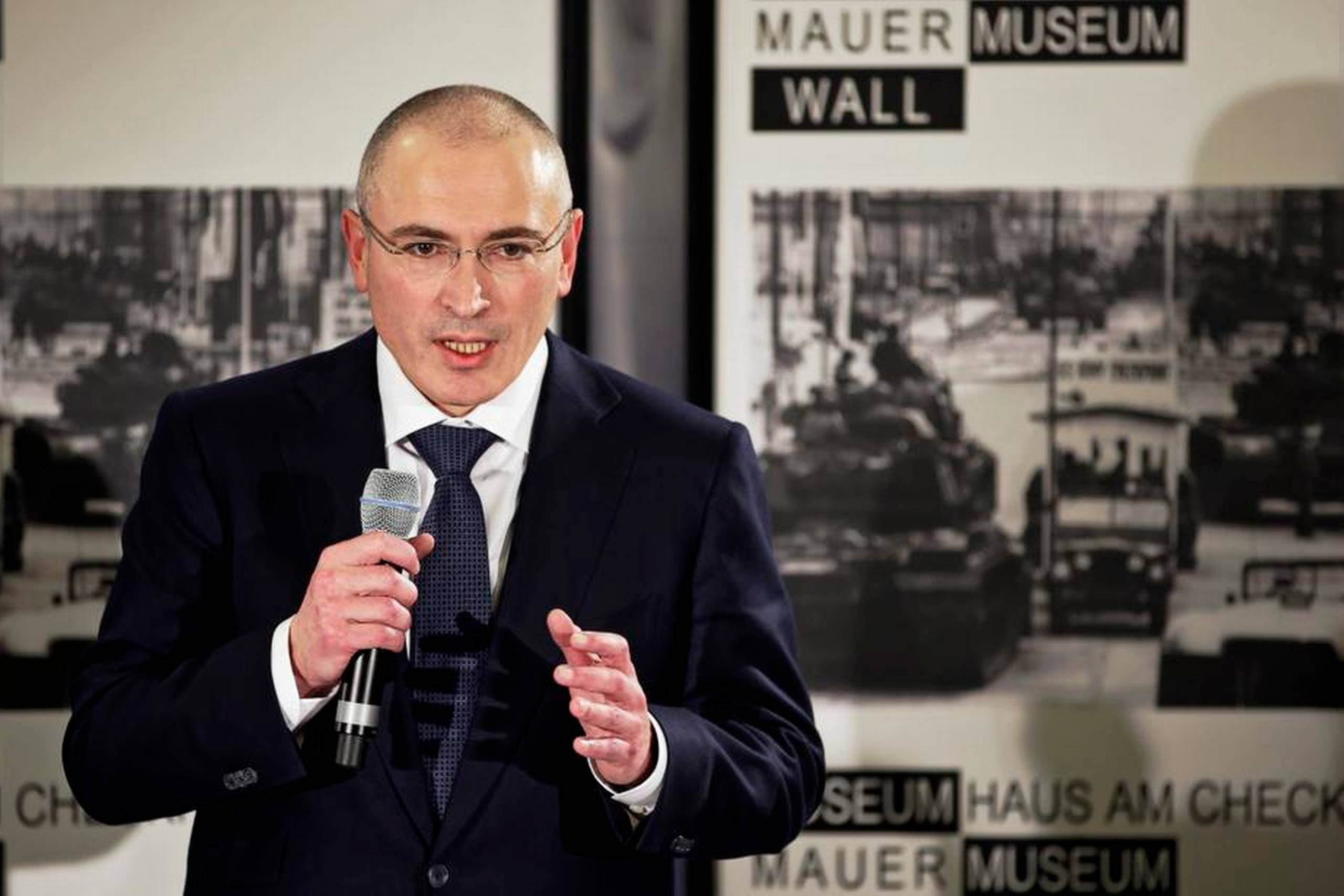 Mikhail Khodorkovskij på et pressemøde i Berlin efter sin løsladelse i sidste uge. Putin opfattede ham både som en økonomisk og politisk trussel, og han måtte bøde med 10 års fængsel. Arkivfoto: Michael Sohn/AP