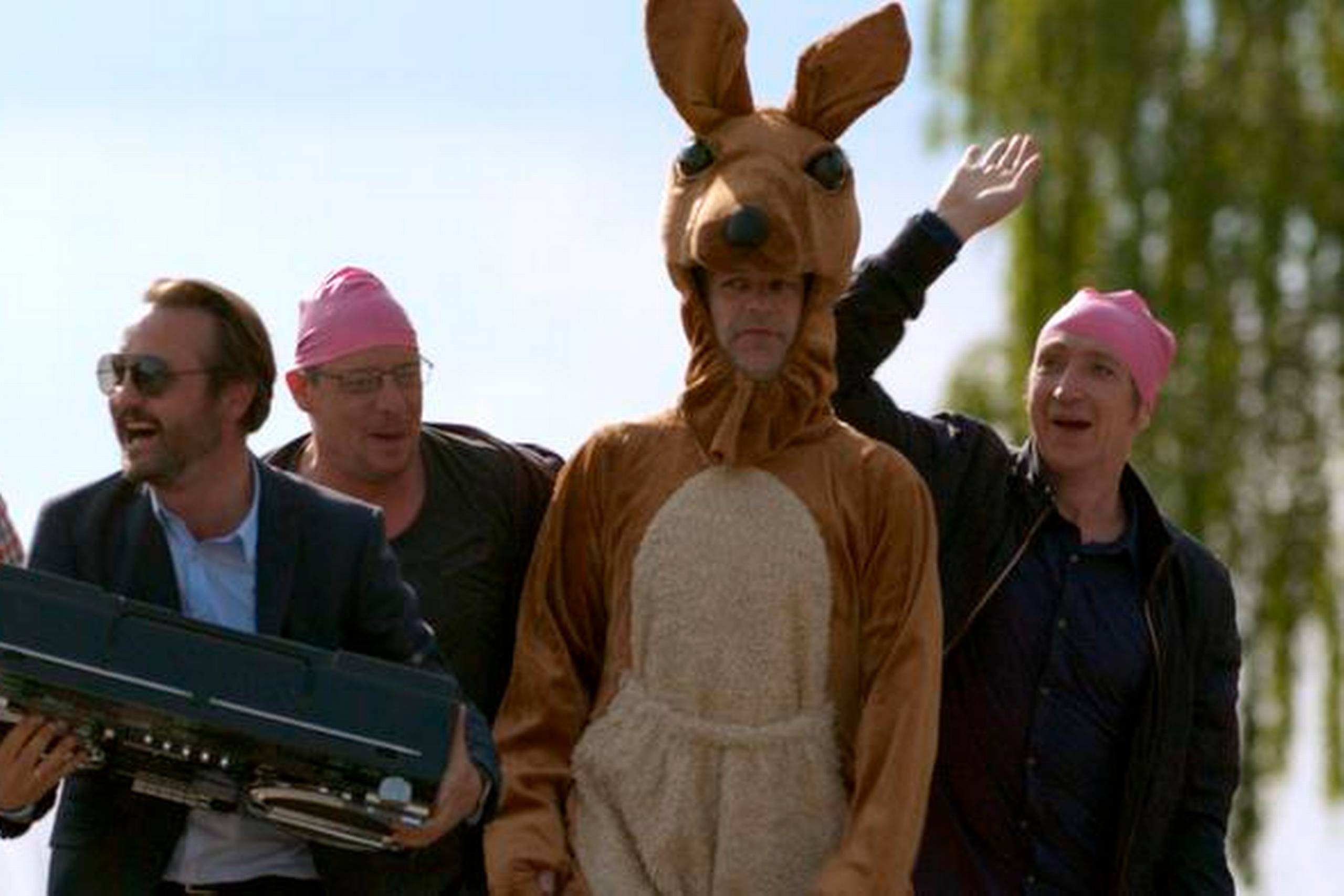 Fest og farver. Der bliver holdt polterabend for Troels Lyby i kængurudragt, men dagen ender med et dødsfald. Foto fra filmen