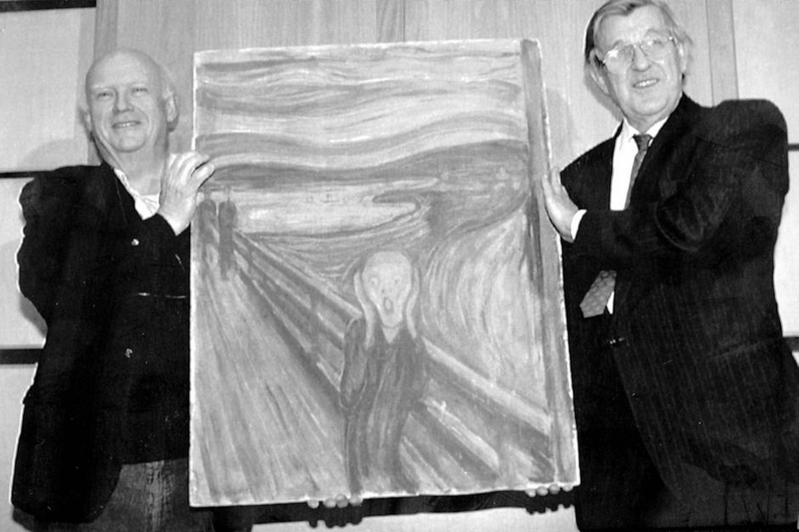Direktøren for Nationalmuseet i Oslo, Knut Berg (t.h.), og museets kurator, Leif Plather, viser stolt det berømte maleri ”Skriget” frem i maj 1994 – fire måneder efter, at det var blevet stjålet fra museet. Maleriet var kun lettere skadet, da det blev fundet. Tyvene havde krævet en million dollars for at levere billedet tilbage, men det afviste museet og de norske myndigheder. Foto: Alekander Nordahl/AP