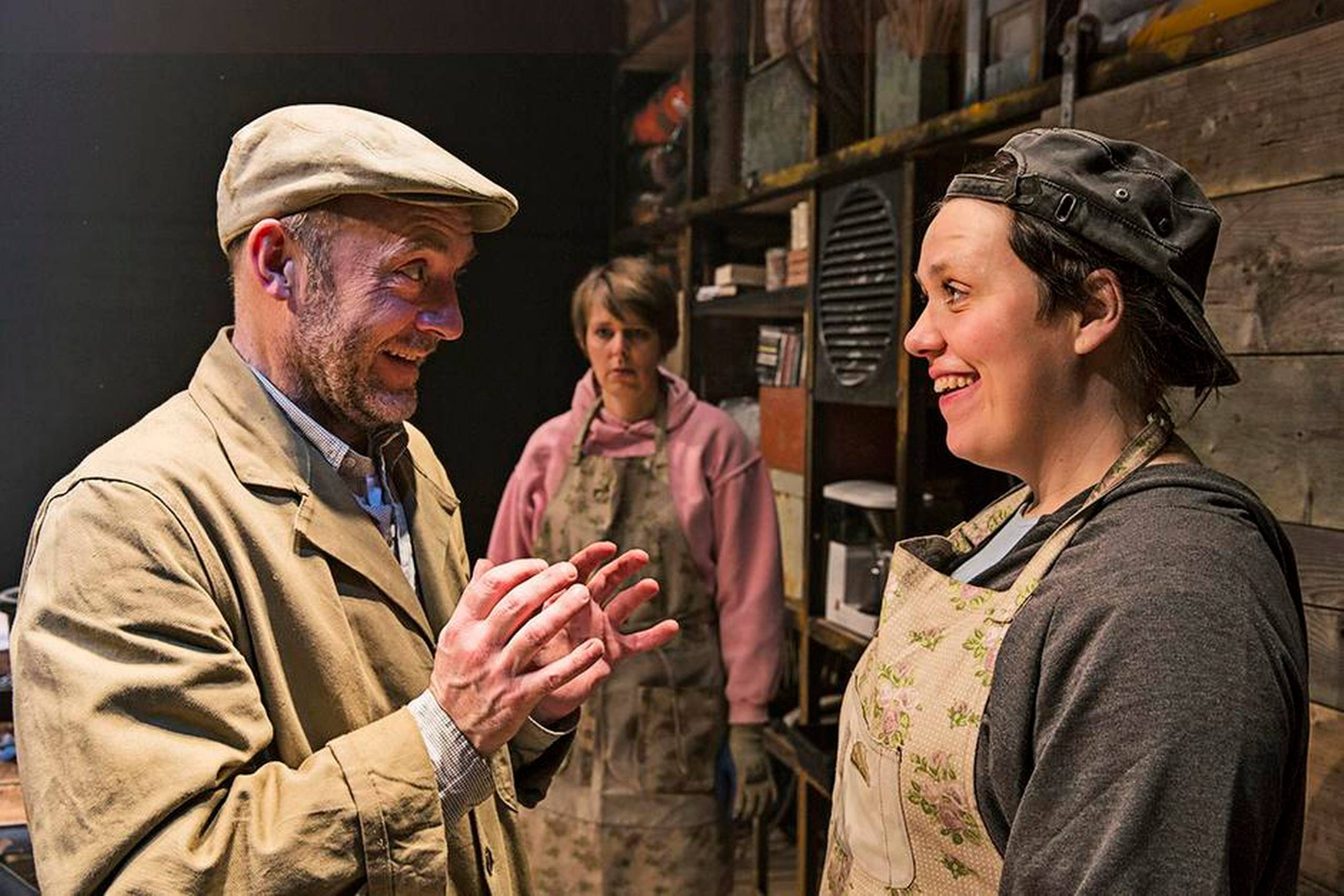 Henrik Prip som chefen og Stine Schröder Jensen og Marie Mondrup som de to ansatte i ”Afdelingen for mindre planter”, der lige nu spiller på Teater Grob i København. Foto: Christian Geisnæs.