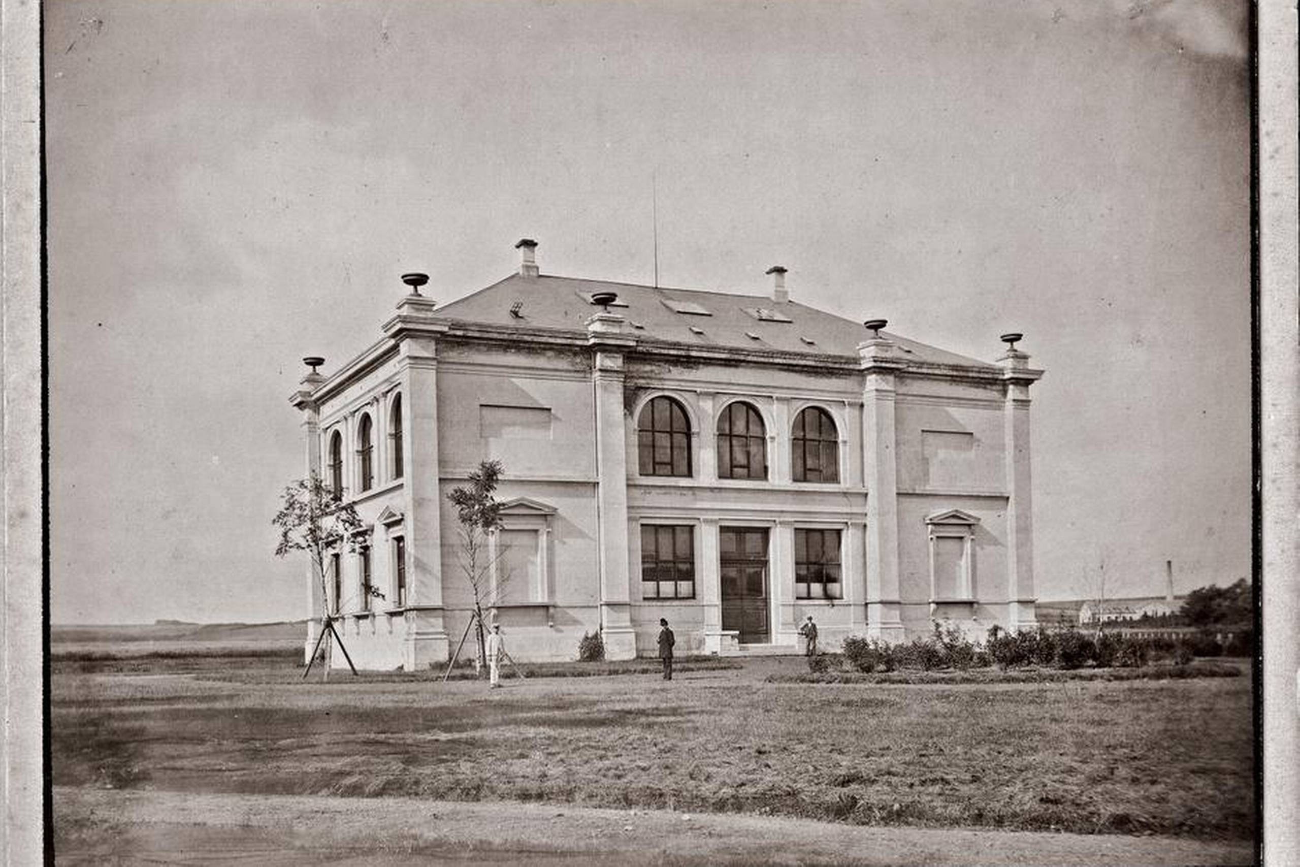 De mange genstande, der udgjorde samlingerne på Aarhus Museum i slutningen af 1800-tallet, kan vi i dag finde spor af på andre museer i byen. Fotografiet viser Aarhus Museum, som det så ud i 1880. Lokalhistorisk Samling, Hovedbiblioteket i Aarhus