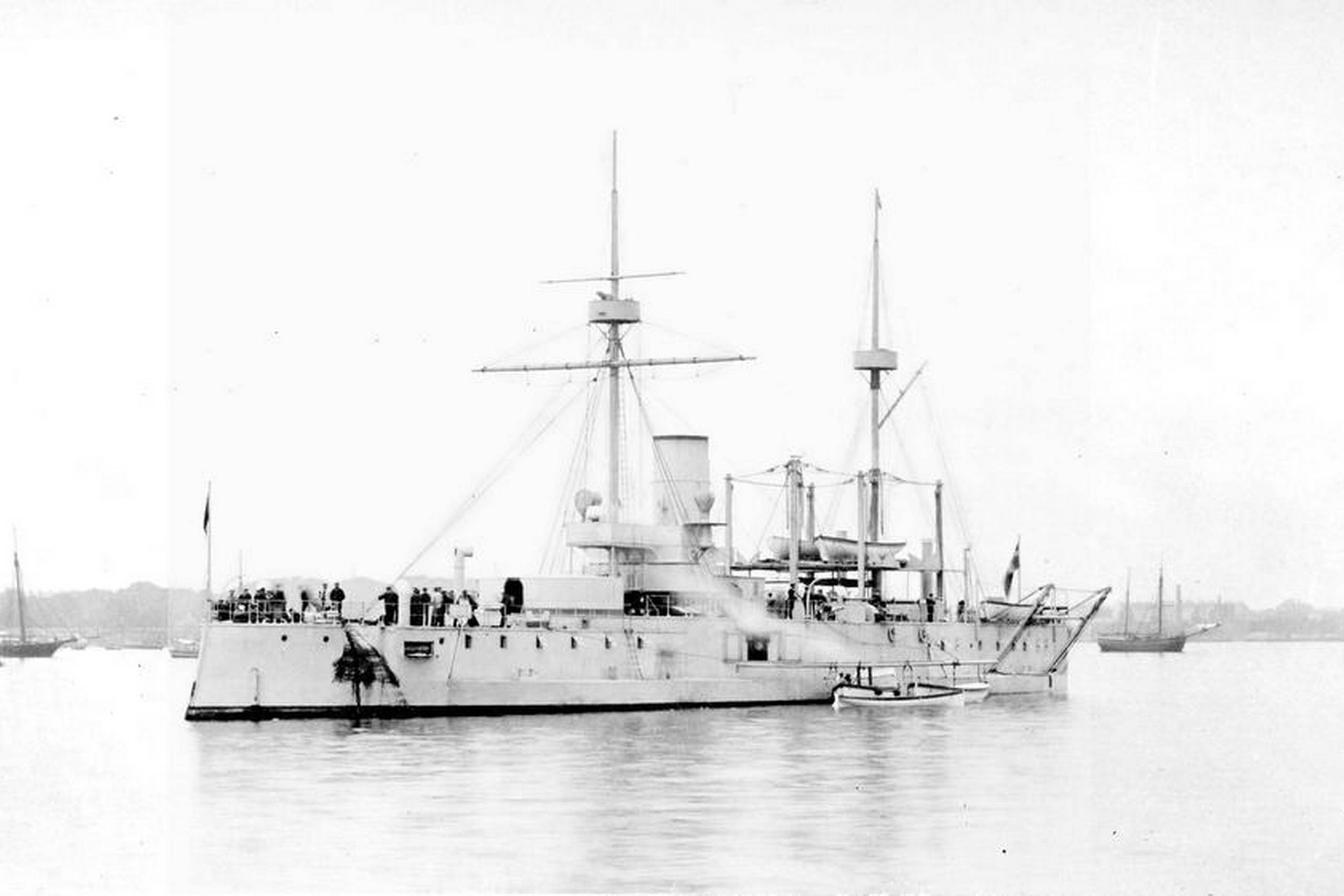 Samtidig med at Esbjerg blev oprettet som havn, skulle Holmen bygge tre mindre panserskibe med en dybgang på højst 12 fod. Skibene blev senere noget større med ”Helgoland” på næsten 5.500 tons. Foto fra bogen ”Danmark bliver Danmark”