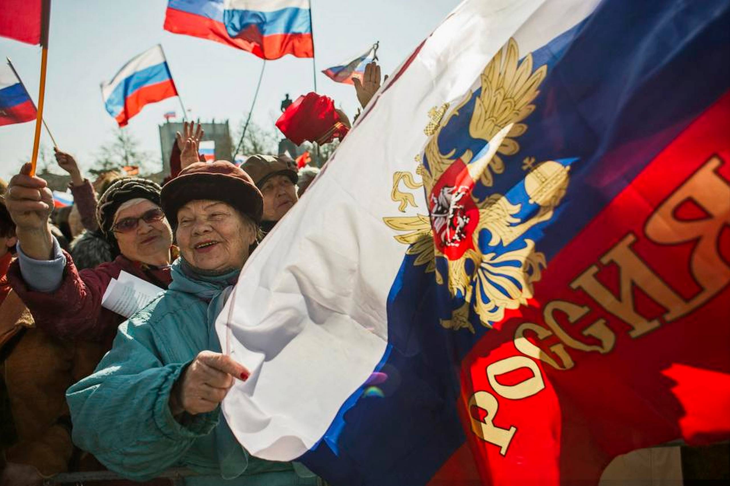 Putins tale i Moskva blev på storskærme fulgt flere steder på Krim. I Sevastopol vakte hans ord en voldsom begejstring i den fremmødte folkemængde. Foto: Andrew Lubimov/AP