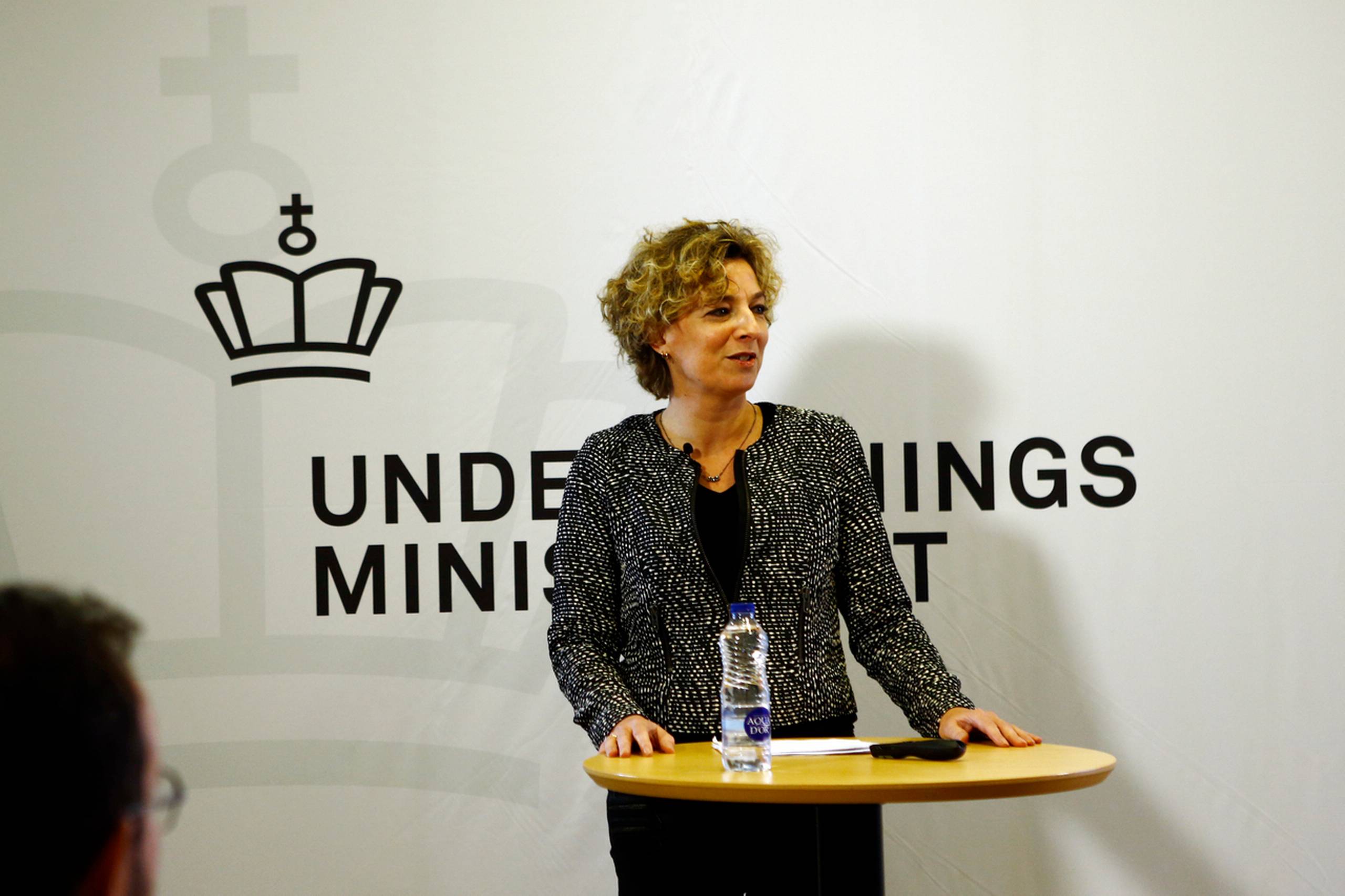 Undervisningsminister Christine Antorini (S) henviser til, at klasseloftet på 24 elever ikke blev en del af regeringsgrundlaget – og at den gennemsnitlige klassekvotient er 21,5, og altså lavere end 24 elever.