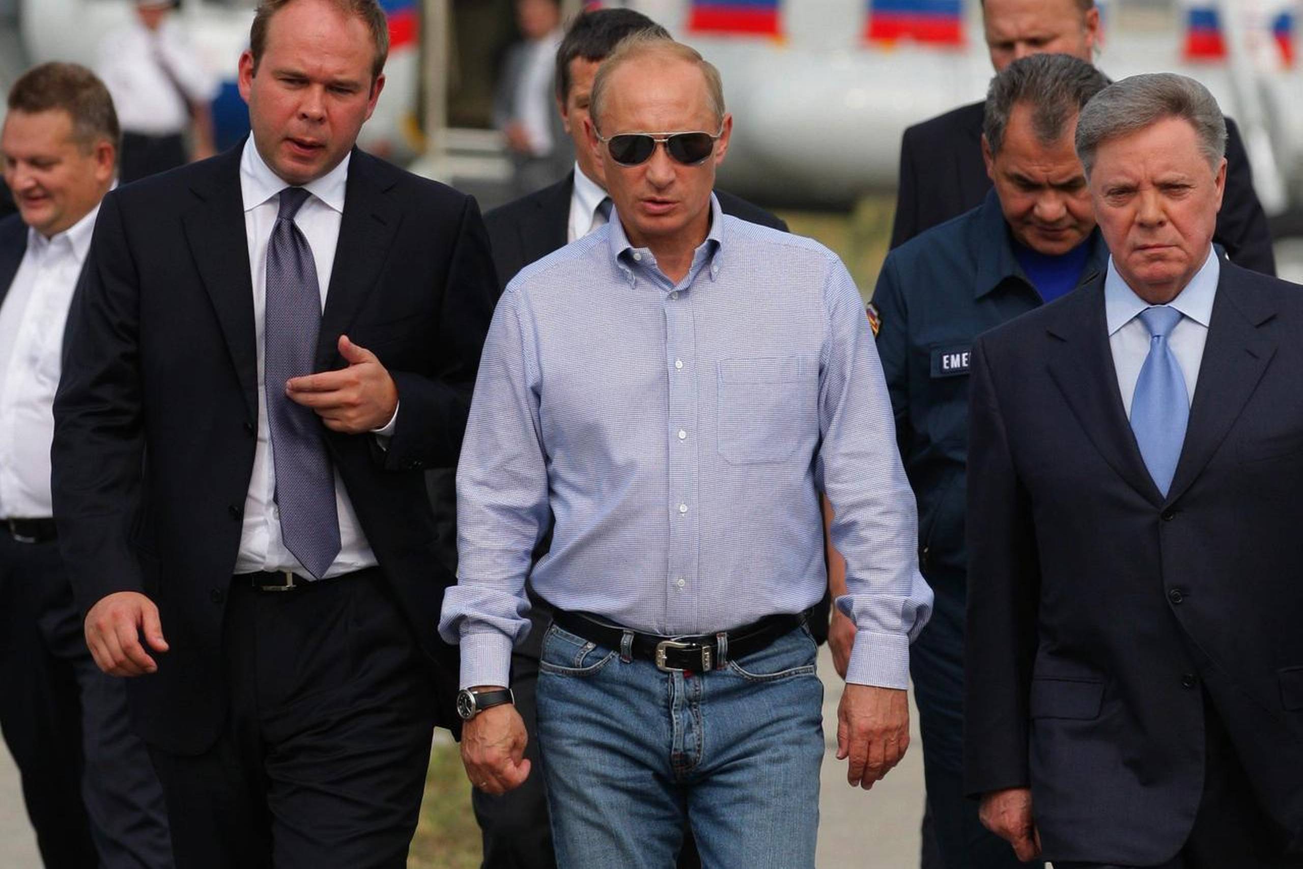 Problemknuseren i jeans og åbenstående skjorte, premierminister Vladimir Putin, som han ser ud, når han farter landet rundt og trøster og skælder ud. Foto: Alexej Drusjinin/AP