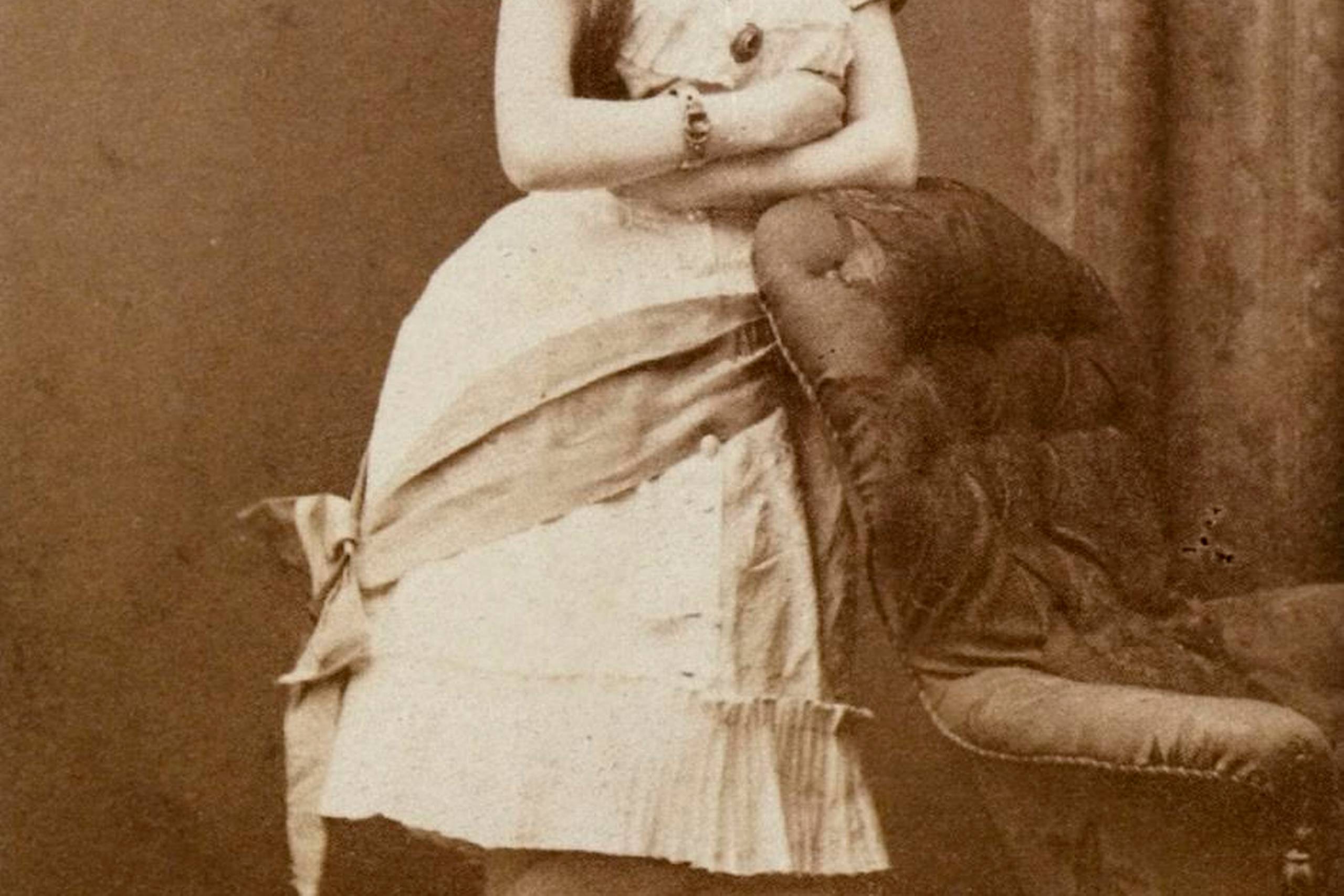 Oline Jensine Knudsen blev indført som offentlig fruentimmer i 1878 af Københavns politi. Billedet af hende og andre til svarende atelierfotos blev konfiskeret af politiet ved mistanke om prostitution. Foto: Rigsarkivet, Københavns Politi
