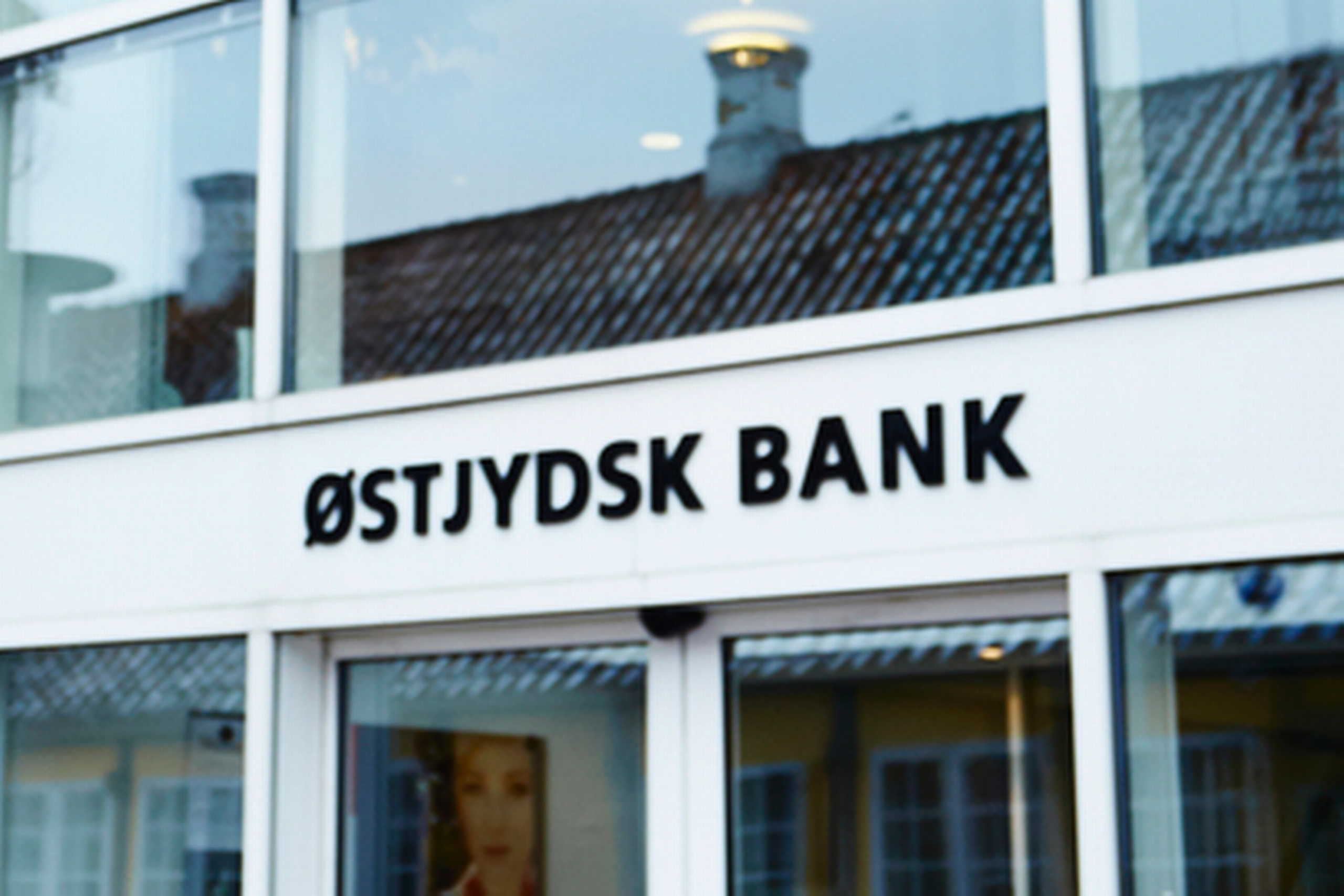 Seks år inde i finanskrisen er en stribe danske banker stadig presset af voldsomme udfordringer. Værst ser det ud i Østjydsk Bank, hvis erhvervskunder har en såkaldt gearing på 7,16. 
