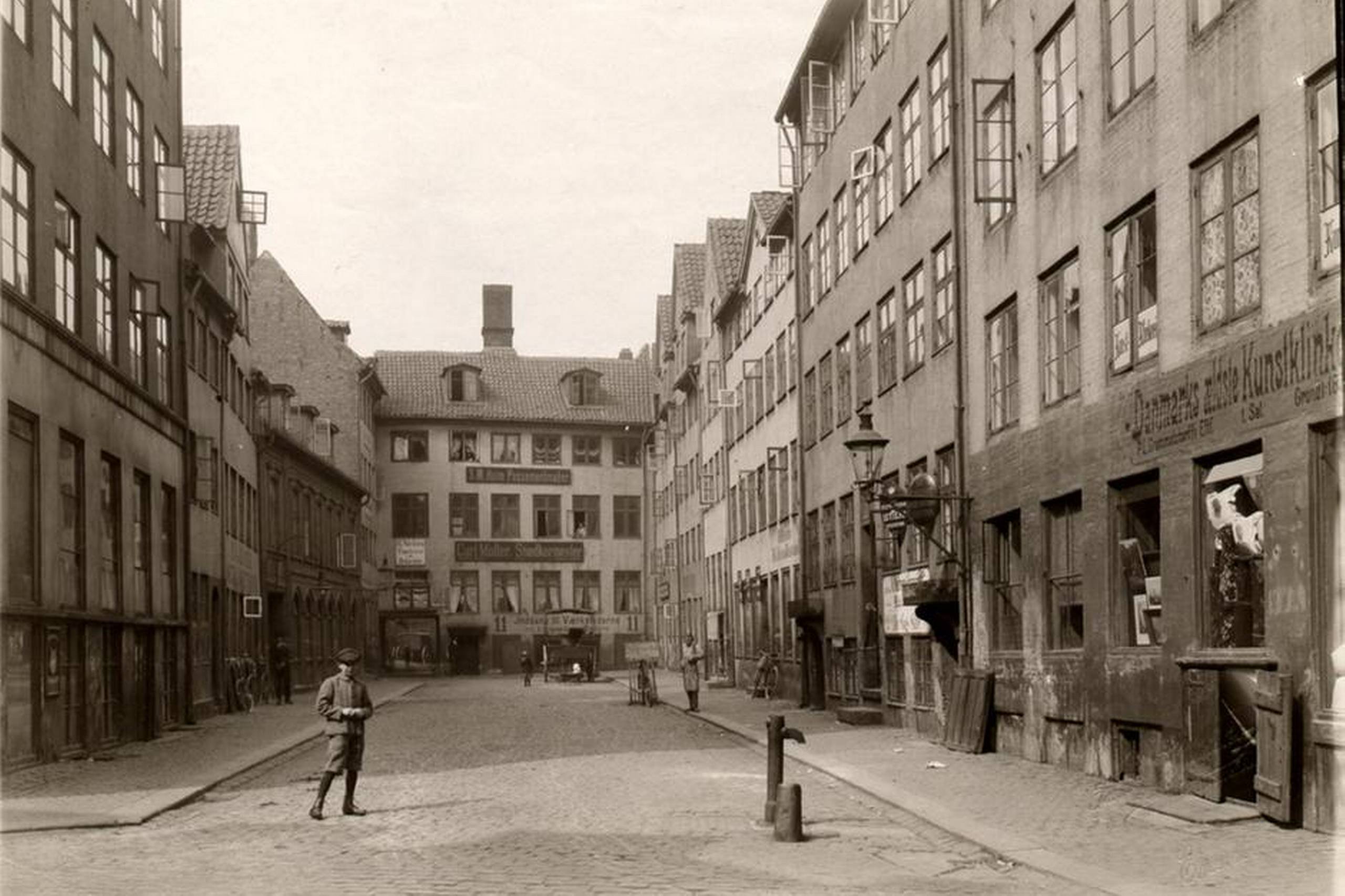 Foto af Lille Regnegade (1906), hvor danse salonen Aftenstjernen er den laveste bygning til venstre. Den da blinde Lille Regnegade i Købehavn blev i 1910 en del af den nuværende Ny Øster gade, da huset for enden af gaden blev revet ned og gaden ført videre. På samme tid blev flere af de andre huse også revet ned, herunder Aftenstjernen.