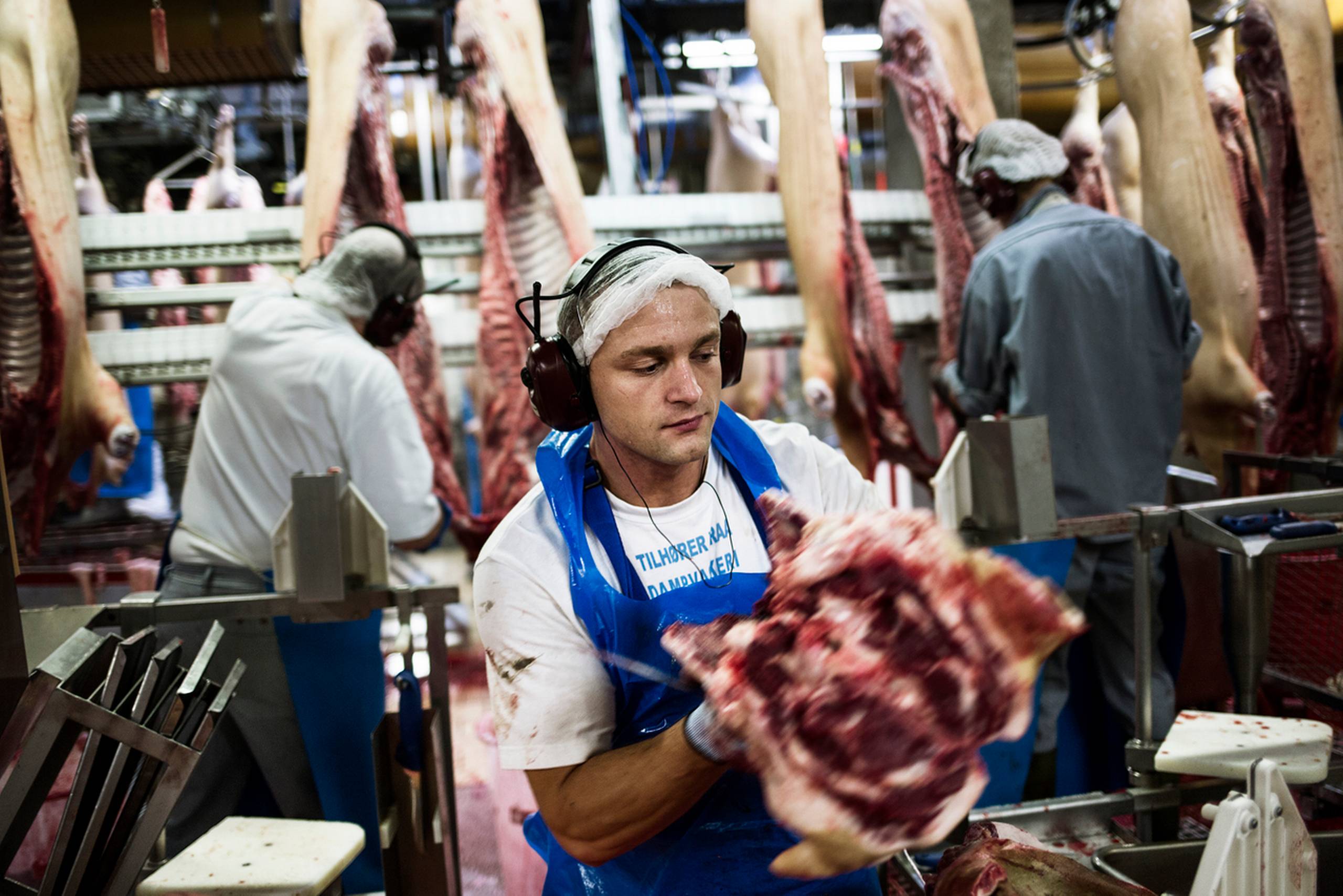 Danish Crown har spillet ud med, at medarbejderne på slagteriet i Rønne skal gå 8 pct. ned i løn for at bevare slagteriet.