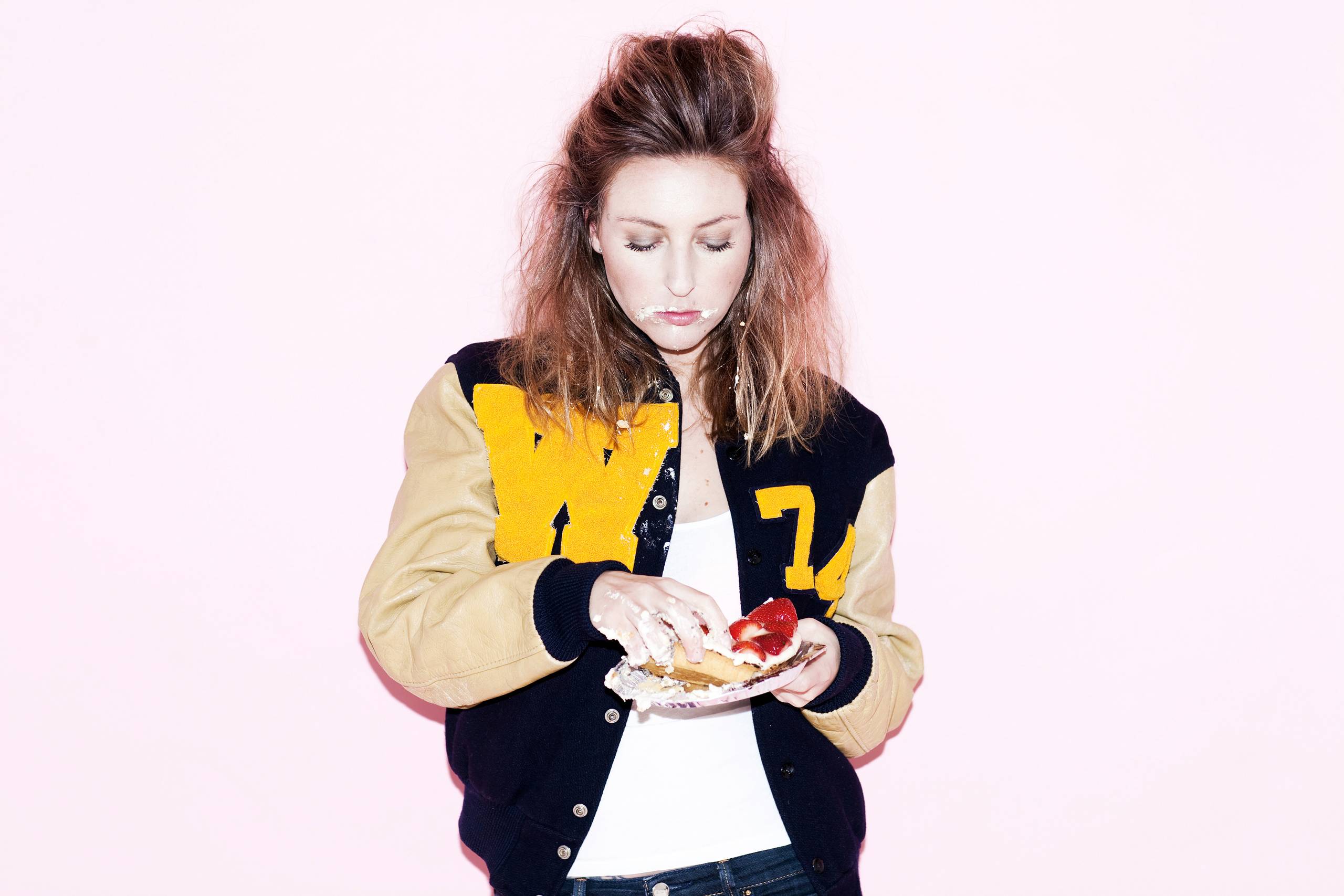 Christina Hagen på pressebilledet i bogen med opsat hår og boy friends jakke. Foto: Thomas Priskorn